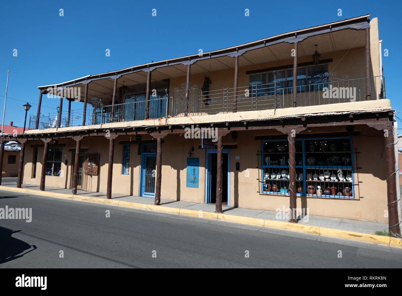 Traditionelles Gebäude mit Geschäften und Läden für touristische Souvenirs in Santa Fe, New Mexico, Vereinigte Staaten von Amerika. Ansicht der alten amerikanischen Gebäude in U Stockfoto