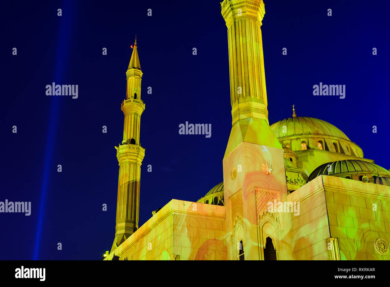 Beleuchtete Moschee in Sharjah, VAE, während Licht Festival Stockfoto