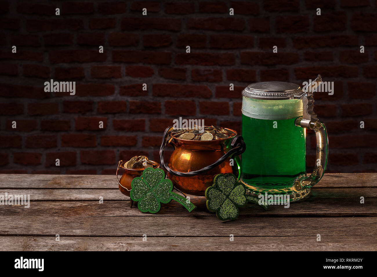 St Patrick's Day Konzept mit grünem Bier und Kessel von Gold, Platz für Ihren Text Stockfoto