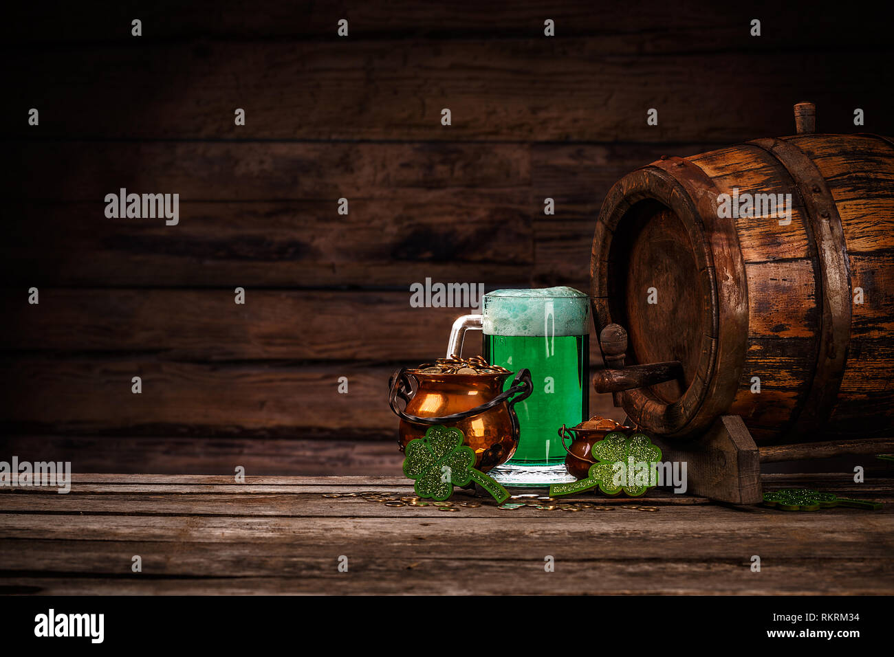 St Patrick's Day noch Leben auf vintage Holzbrett, Platz für Ihren Text Stockfoto