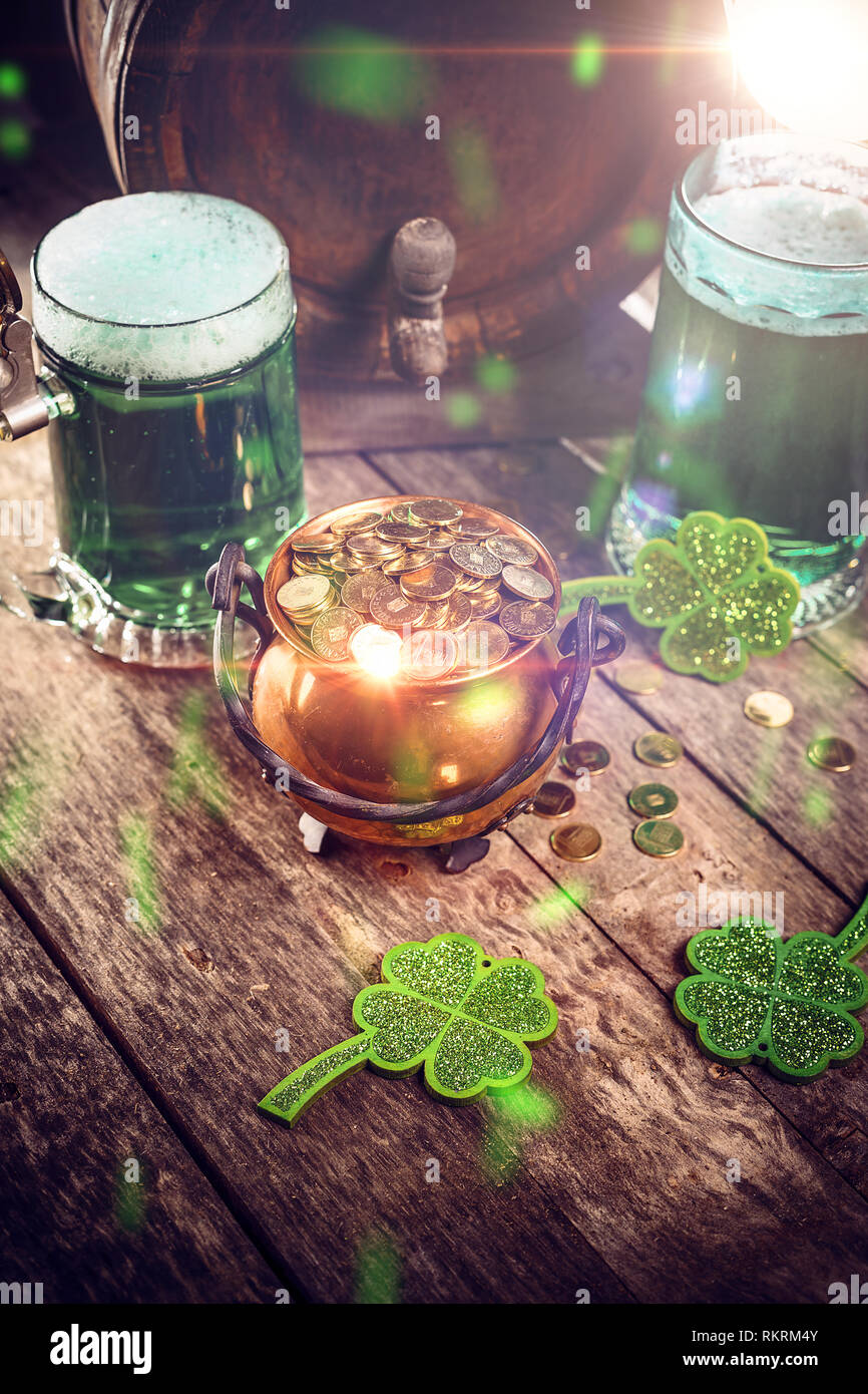 St Patrick's Day noch Leben mit Kessel von Goldmünzen, grün Bier und Shamrock Stockfoto
