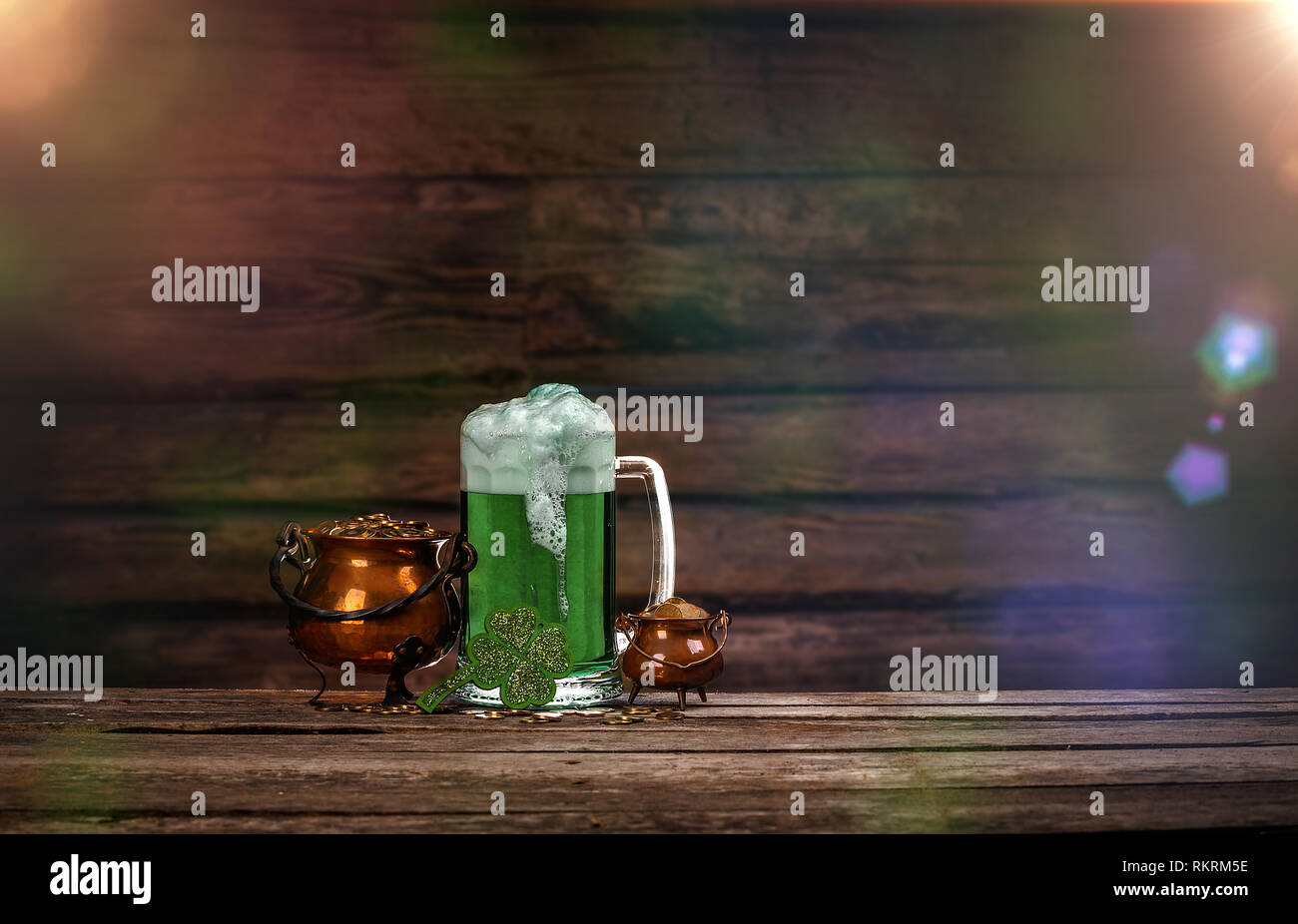 Happy St. Patrick's Day mit Goldmünzen, grün Bier und Lucky shamrock auf vintage Stil Holz Hintergrund Stockfoto