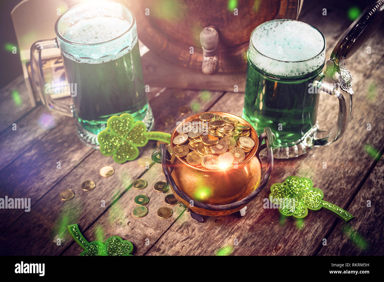 Happy St Patrick's Day Konzept mit Kessel von Goldmünzen und grünen Bier Stockfoto