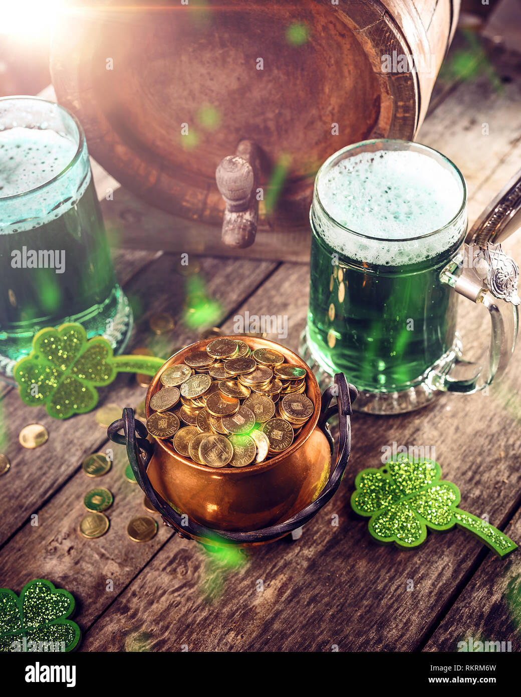 Traditionellen irischen St. Patrick's Day Symbole gree Bier, Klee, treibt und Münzen auf Holz- Hintergrund Stockfoto