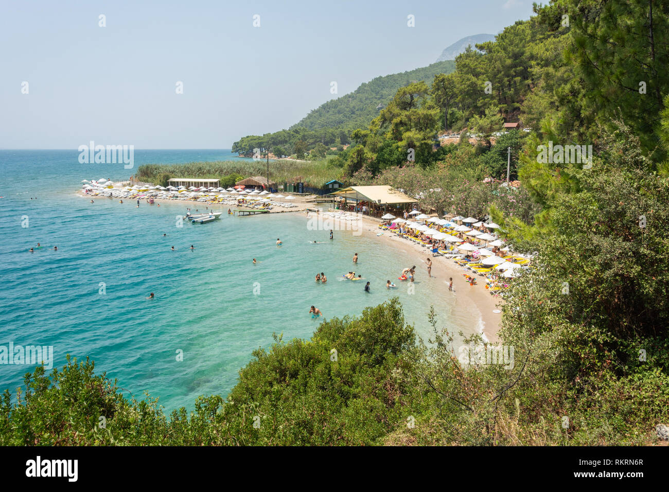 Akyaka, Mugla, Türkei - 30. Juli 2016. Cinar Beach in der Nähe von Akyaka Dorf in der Provinz Mugla in der Türkei, mit Menschen. Stockfoto