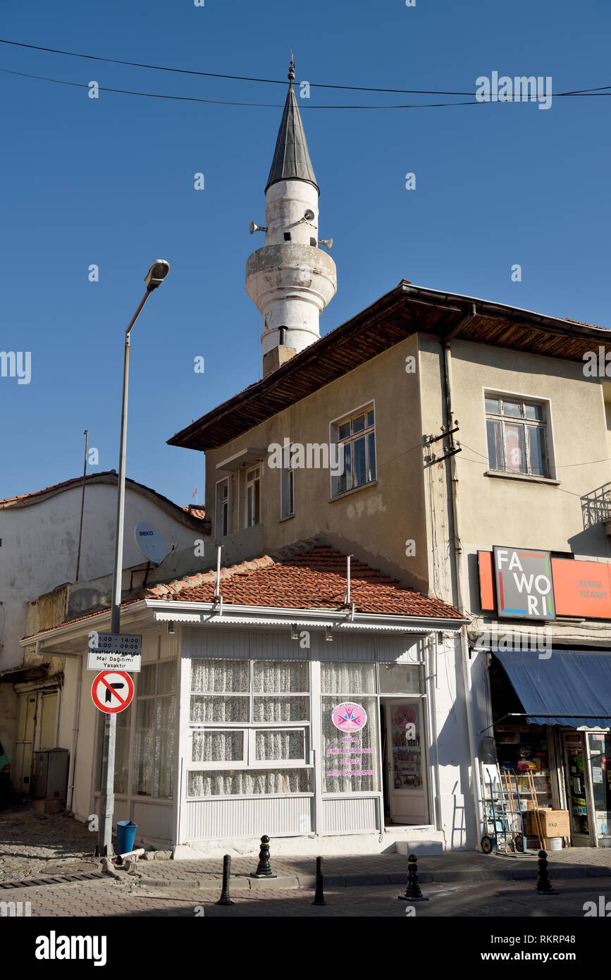 Mugla, Türkei - 7 November, 2018. Street View in Stadt Mugla, Türkei, mit Wohnhäusern, Gewerbe und Minarett von Seyh cami Moschee Stockfoto