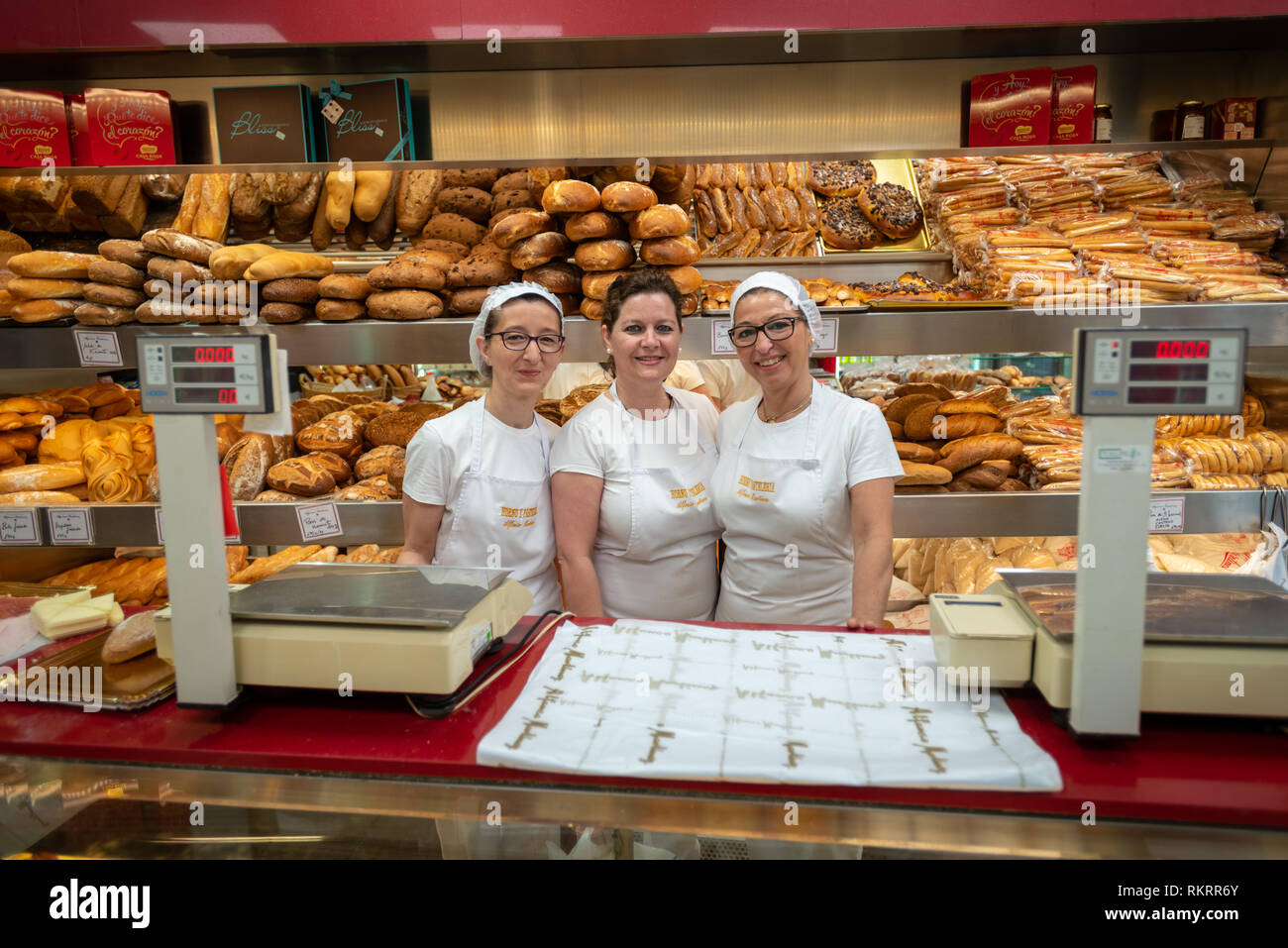 Personal in einer Patisserie, Konditorei, in der Stadt Valencia, Spanien. Stockfoto