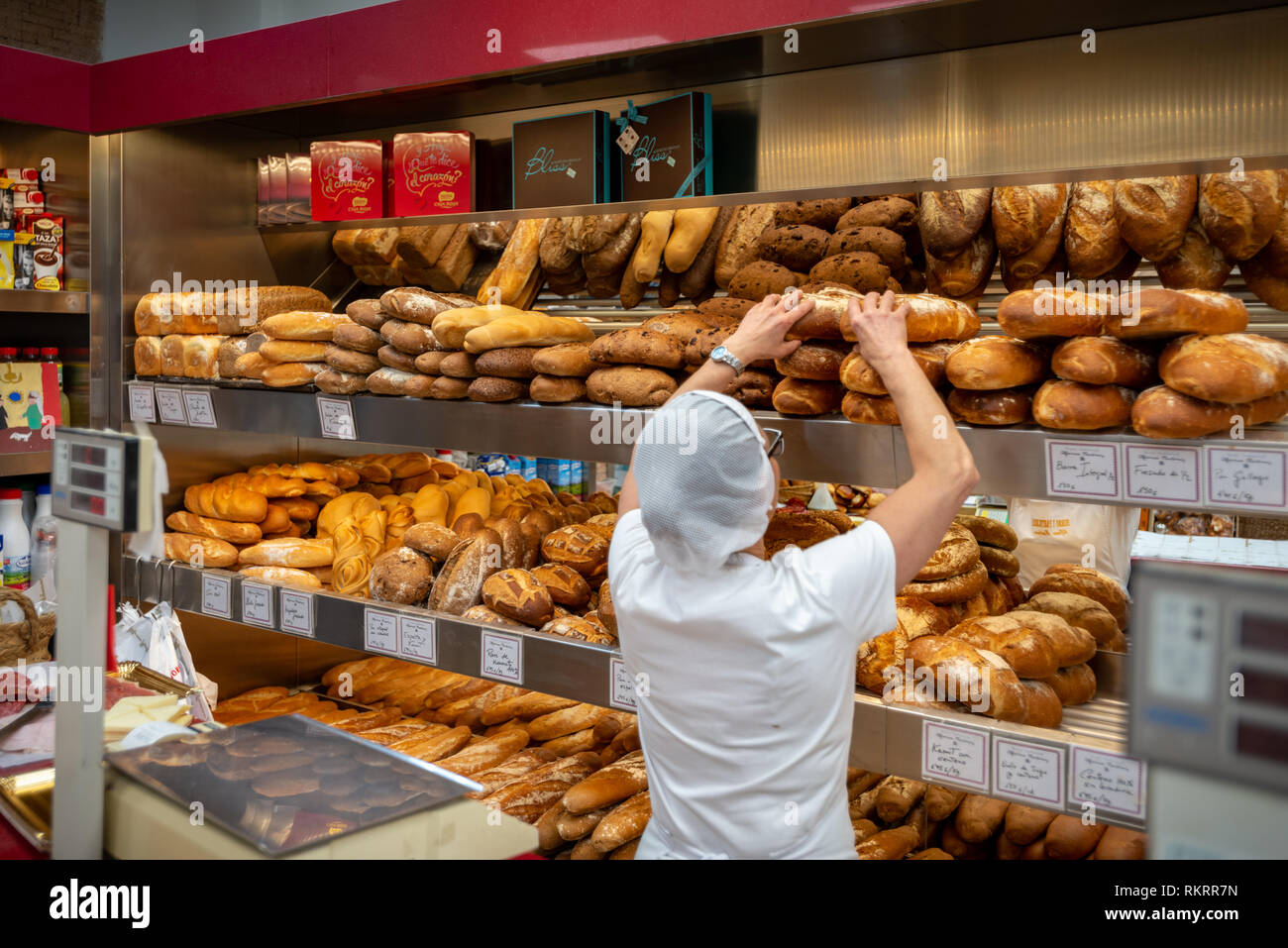 Ein Mitglied des Personals Art frisch gebackenes Brot in einer Patisserie, Konditorei, in der Stadt Valencia, Spanien. Stockfoto