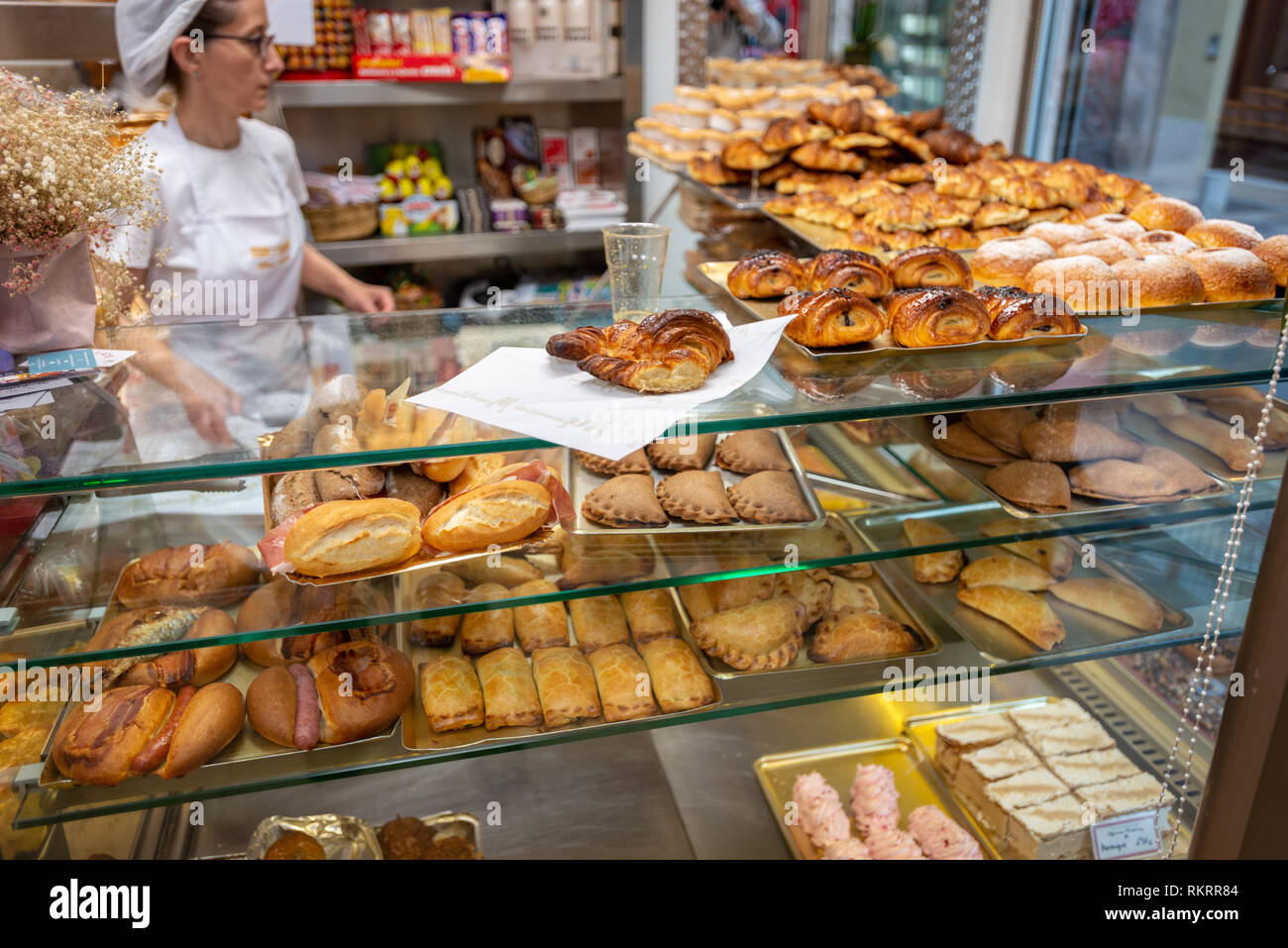 Kuchen und Gebäck in einer Bäckerei in der Stadt Valencia, Spanien. Stockfoto