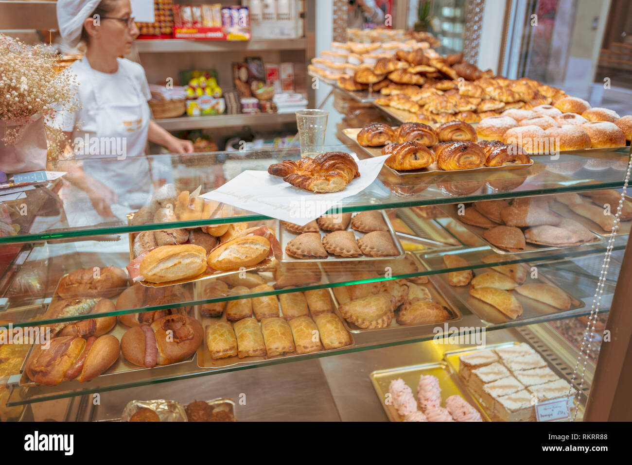 Kuchen und Gebäck in einer Bäckerei in der Stadt Valencia, Spanien. Stockfoto