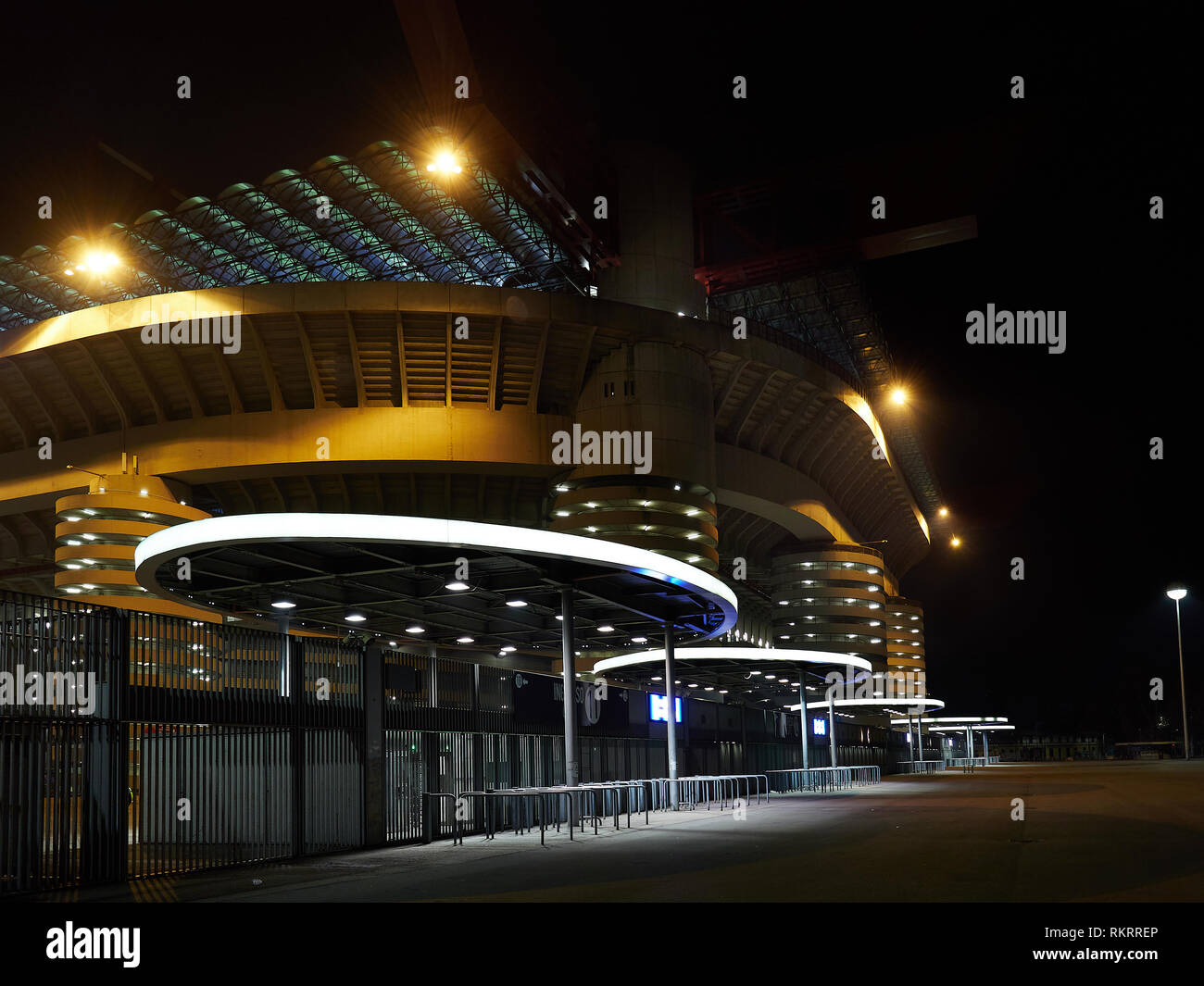 Das San Siro Stadion Haus von Inter Mailand und AC Milan Fußball Fußball Clubs in Mailand Italien durch die Nacht. Es ist auch als Giuseppe Meazza Stadion bekannt. Stockfoto