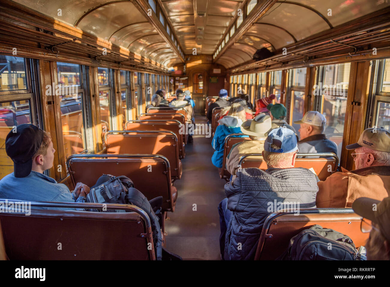 Durango, Colorado, USA - Oktober 15, 2018: Touristen innerhalb der historischen Dampfzug von Durango nach Silverton in Colorado. Stockfoto