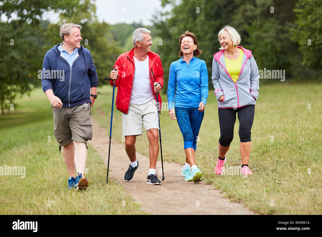 Aktive Gruppe von Senioren gemeinsam beim Wandern in der Natur Stockfoto
