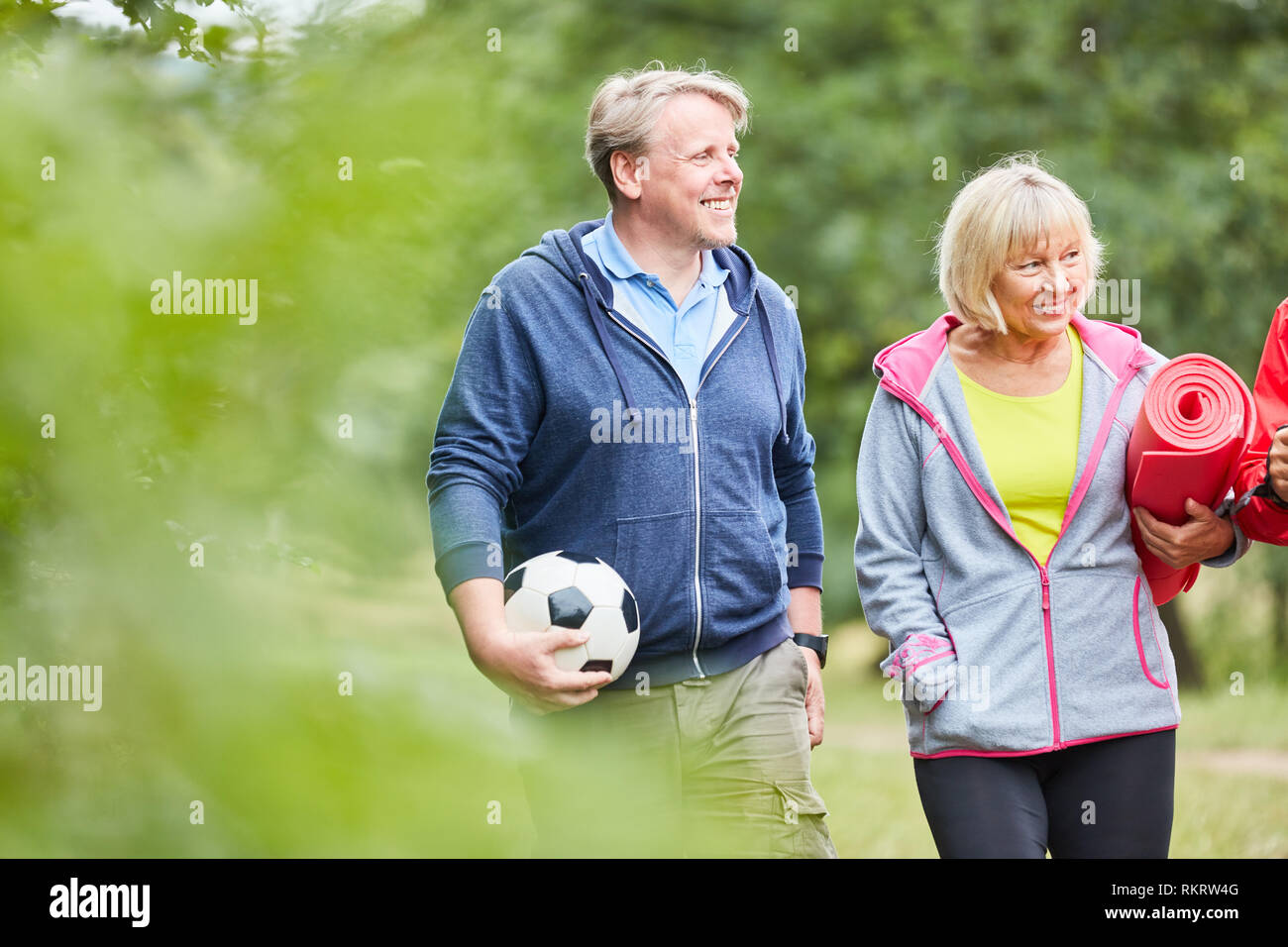 Sportliche Senioren Paar beim zusammen Wandern in der Natur Stockfoto