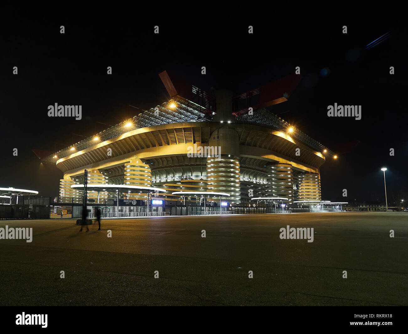 Das San Siro Stadion Haus von Inter Mailand und AC Milan Fußball Fußball Clubs in Mailand Italien durch die Nacht. Es ist auch als Giuseppe Meazza Stadion bekannt. Stockfoto