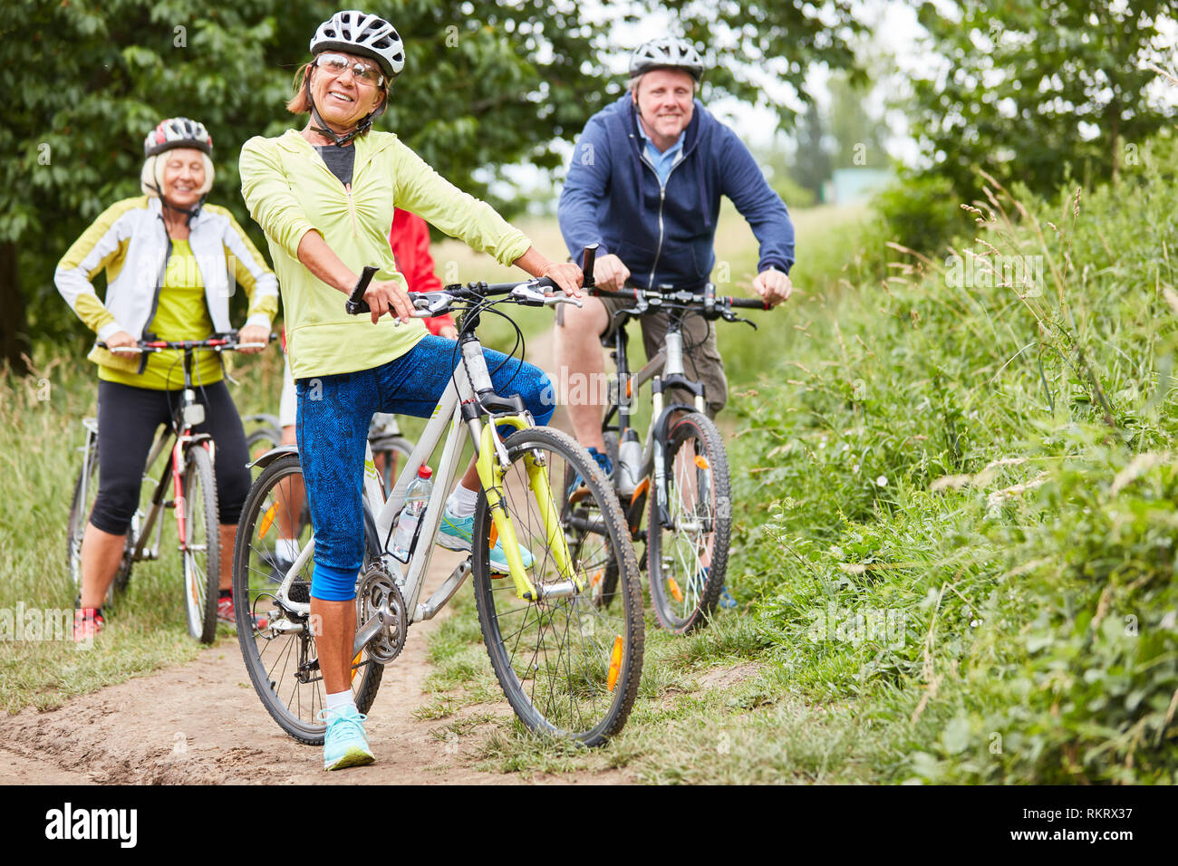 Active Senior Gruppe macht eine Radtour in der Natur als Radfahren Urlaub Stockfoto