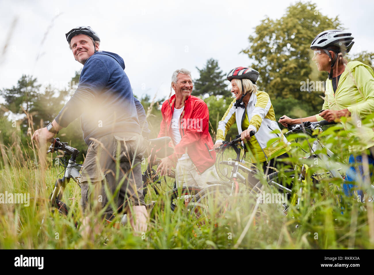 Gruppe der Senioren auf dem Fahrrad tour oder Bike Tour als Radfahren Urlaub Stockfoto