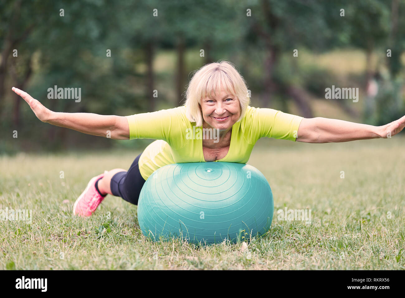 Ältere Frau Übungen mit Gymnastikball Balance und Fitness im rehab Stockfoto