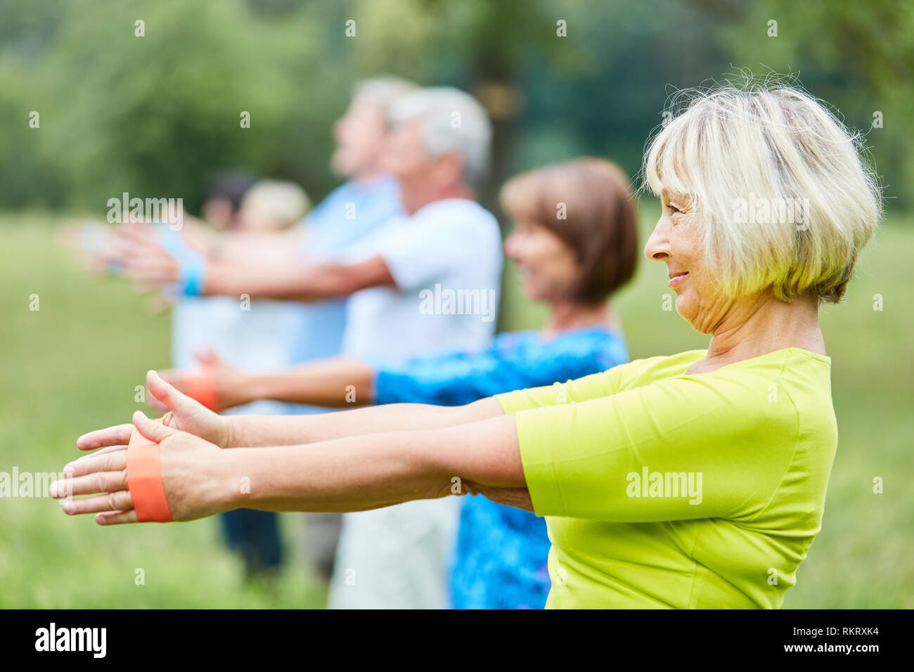 Aktive Senioren in der Reha sind Training mit dem stretch Band in der Physiotherapie Stockfoto