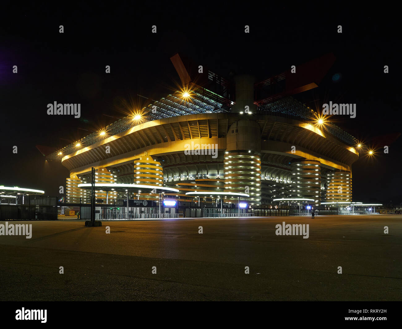 Das San Siro Stadion Haus von Inter Mailand und AC Milan Fußball Fußball Clubs in Mailand Italien durch die Nacht. Es ist auch als Giuseppe Meazza Stadion bekannt. Stockfoto