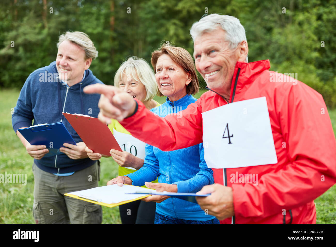 Aktive Gruppe des seniors an der Schnitzeljagd als ein Spiel in der Natur Stockfoto
