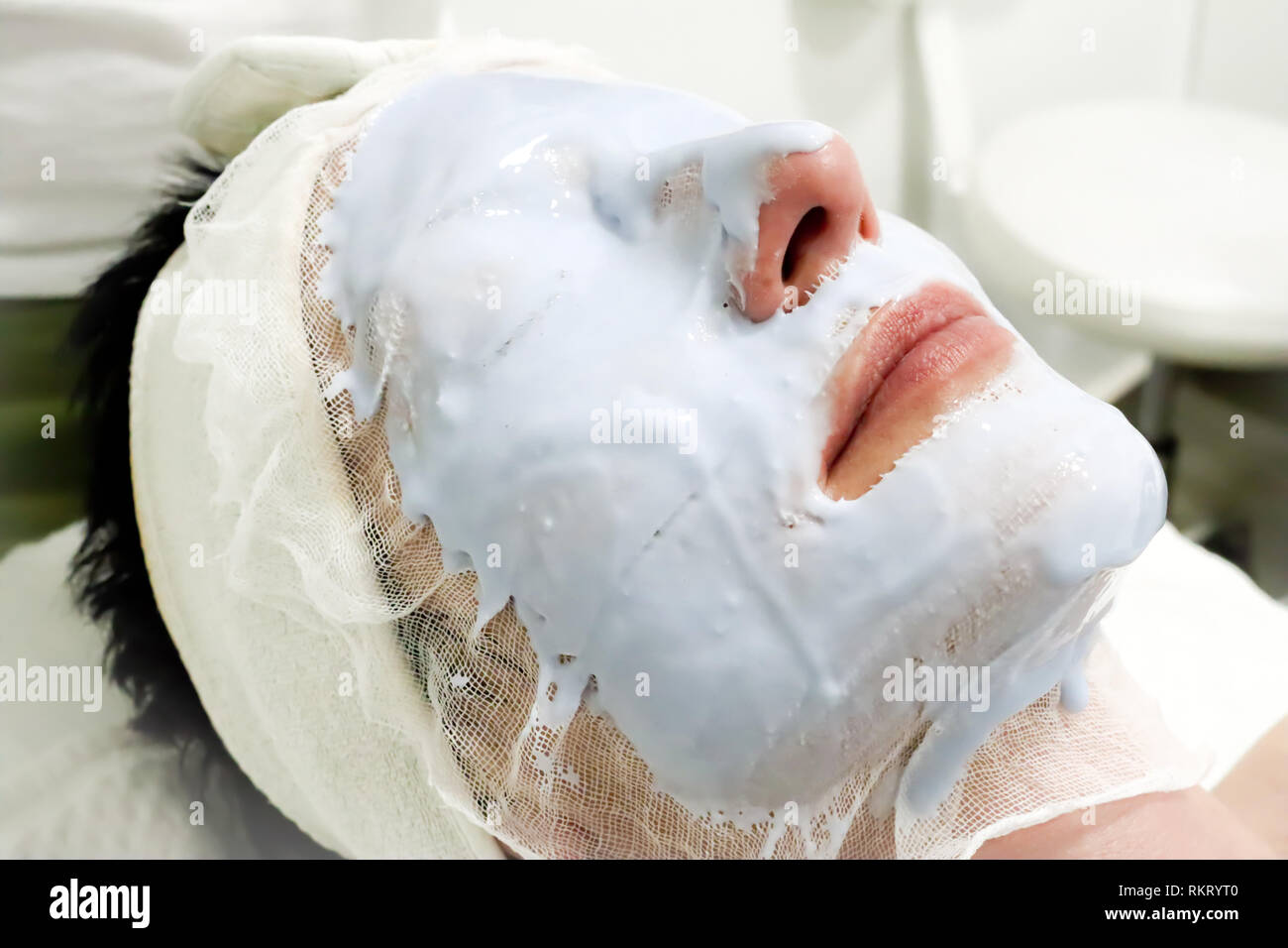 Kosmetikerin Arbeiter Auftragen kosmetischer Kaviar Peel Off Maske für  Gesichtspflege auf weibliche Client im Beauty Salon Stockfotografie - Alamy