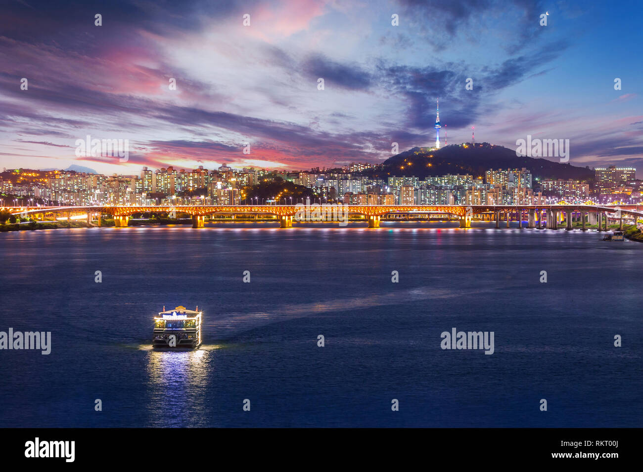 Stadt Seoul und Brücke, schöne Nacht von Korea in Seoul Tower nach Sonnenuntergang Stockfoto