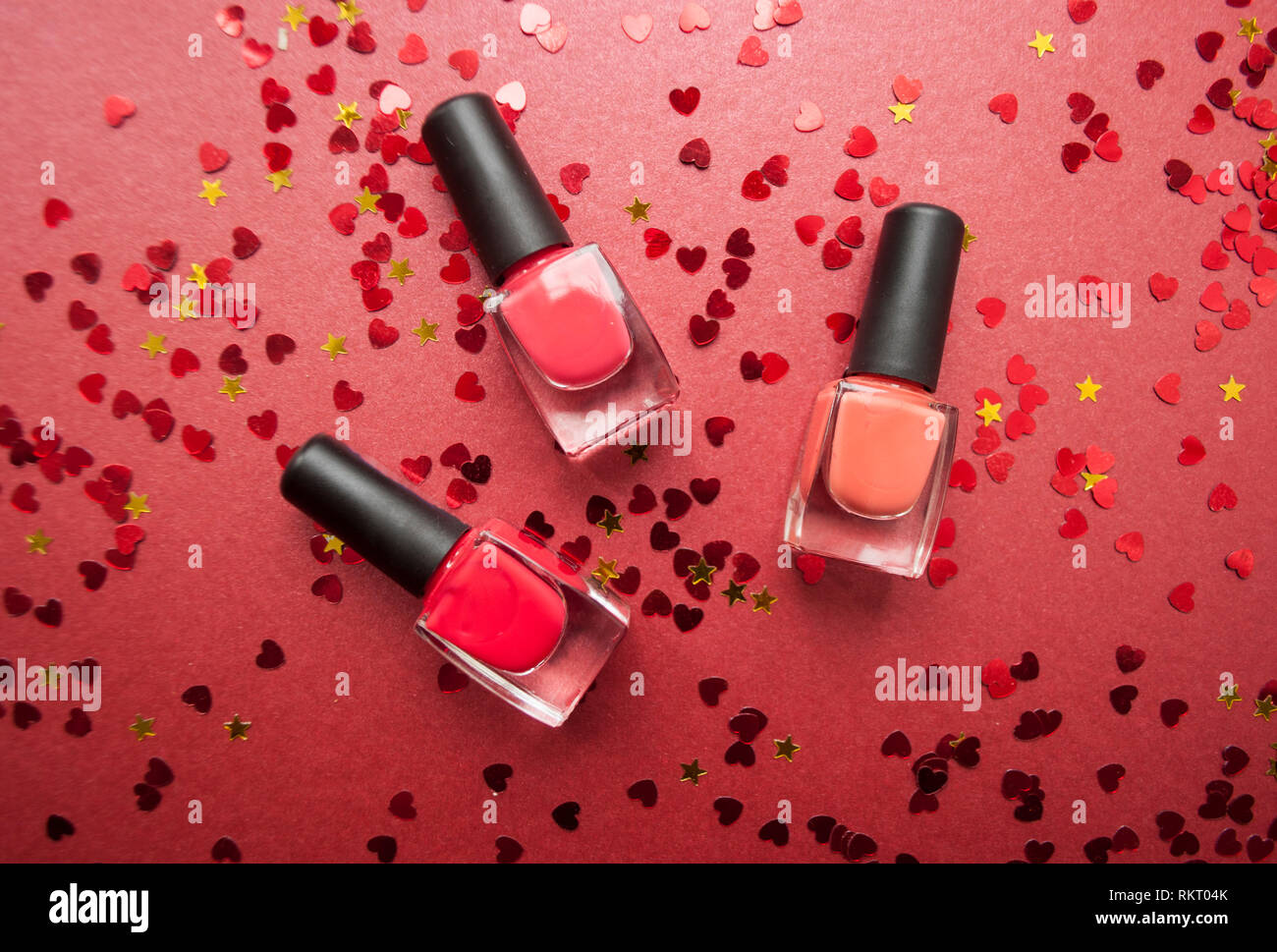 Nagellack auf dunklem Hintergrund rot. Stockfoto