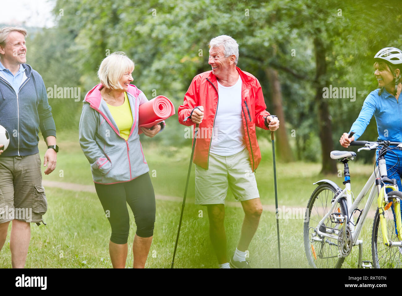 Aktive Senioren im Sport Club arbeiten gemeinsam in der Natur Stockfoto