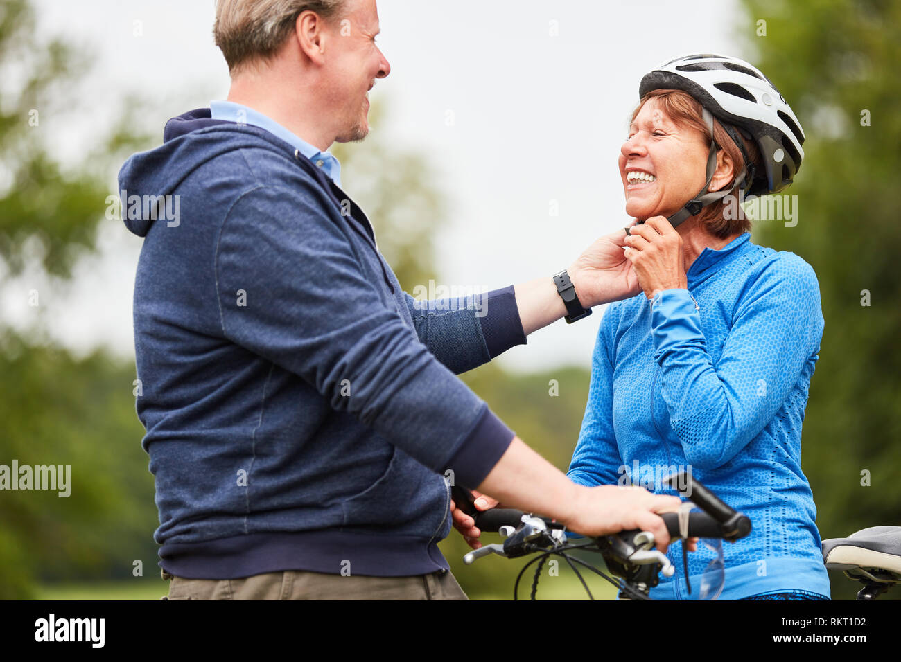 Gerne älteres Paar ist die Vorbereitung für eine Fahrradtour in der Natur Stockfoto