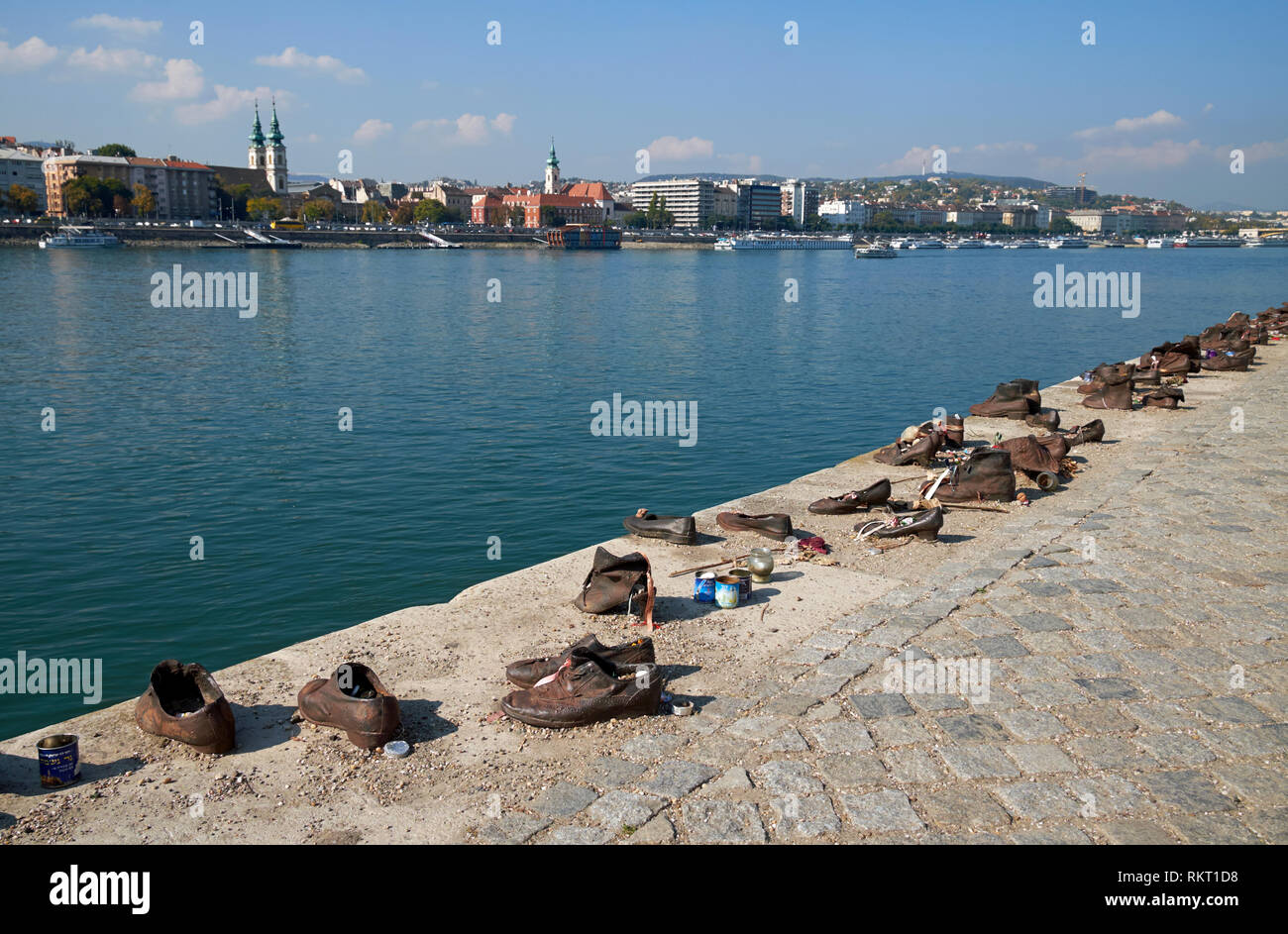 Der Hacken an der Donau Bank", Budapest, Ungarn. Die Spuren der Eisen Schuhe ist ein Denkmal für die ungarischen Juden hier geschossen durch Pfeil Kreuz Milizionäre in WW2. Stockfoto
