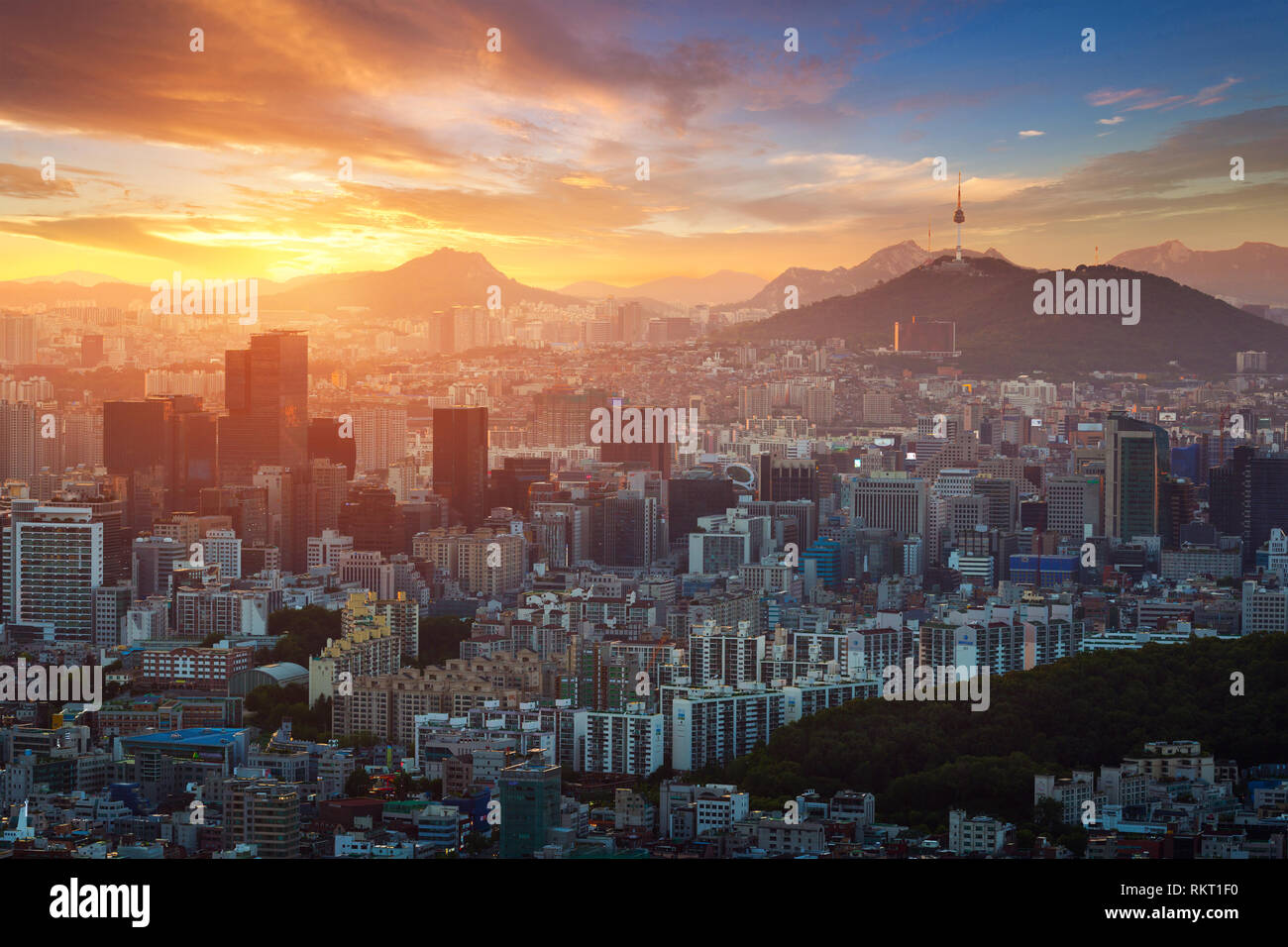 Seoul City in schöner Sonnenuntergang mit Seoul Tower, Südkorea. Stockfoto