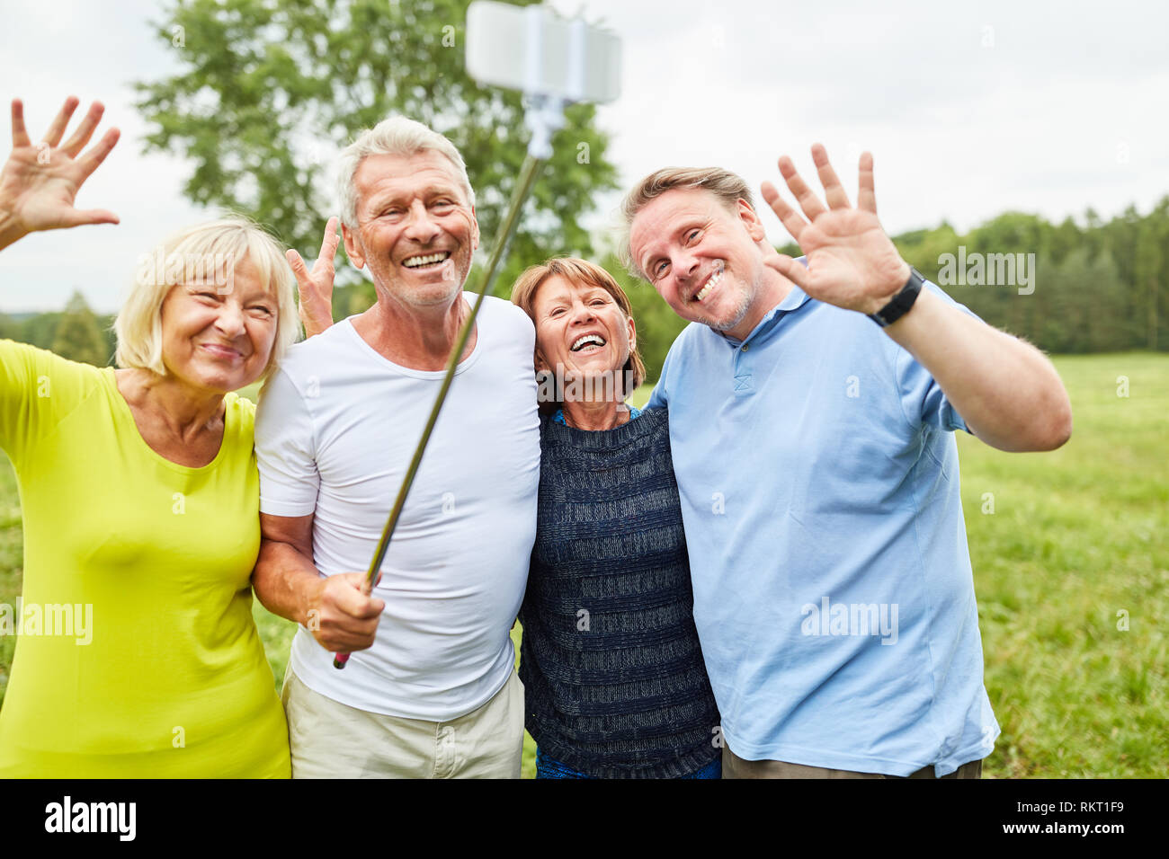 Senioren haben Spaß dabei selfie Foto mit dem selfie Stick und winken Stockfoto