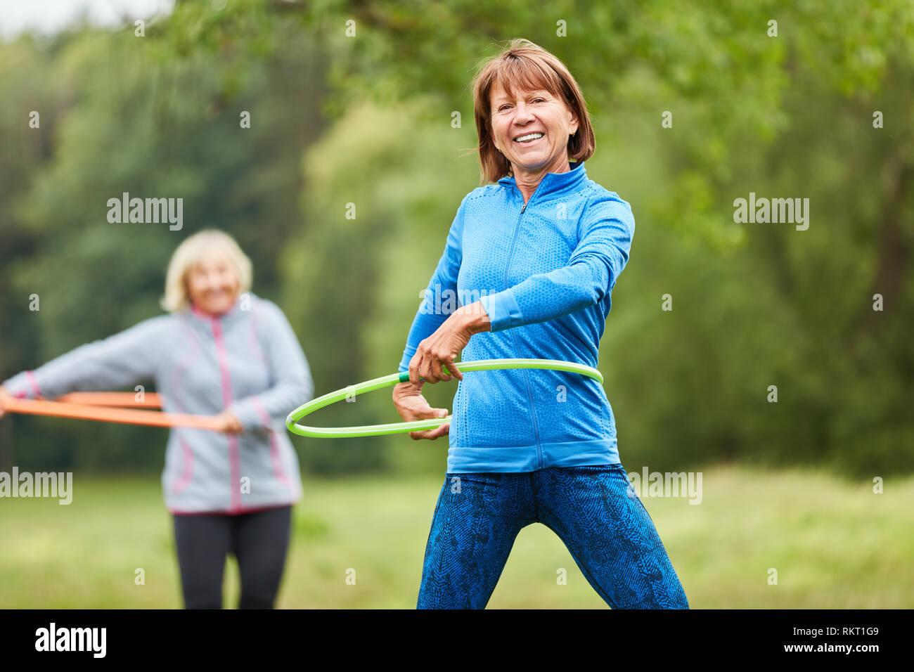 Ältere Frauen tun Übung mit Hoop für Fitness und Koordination Stockfoto