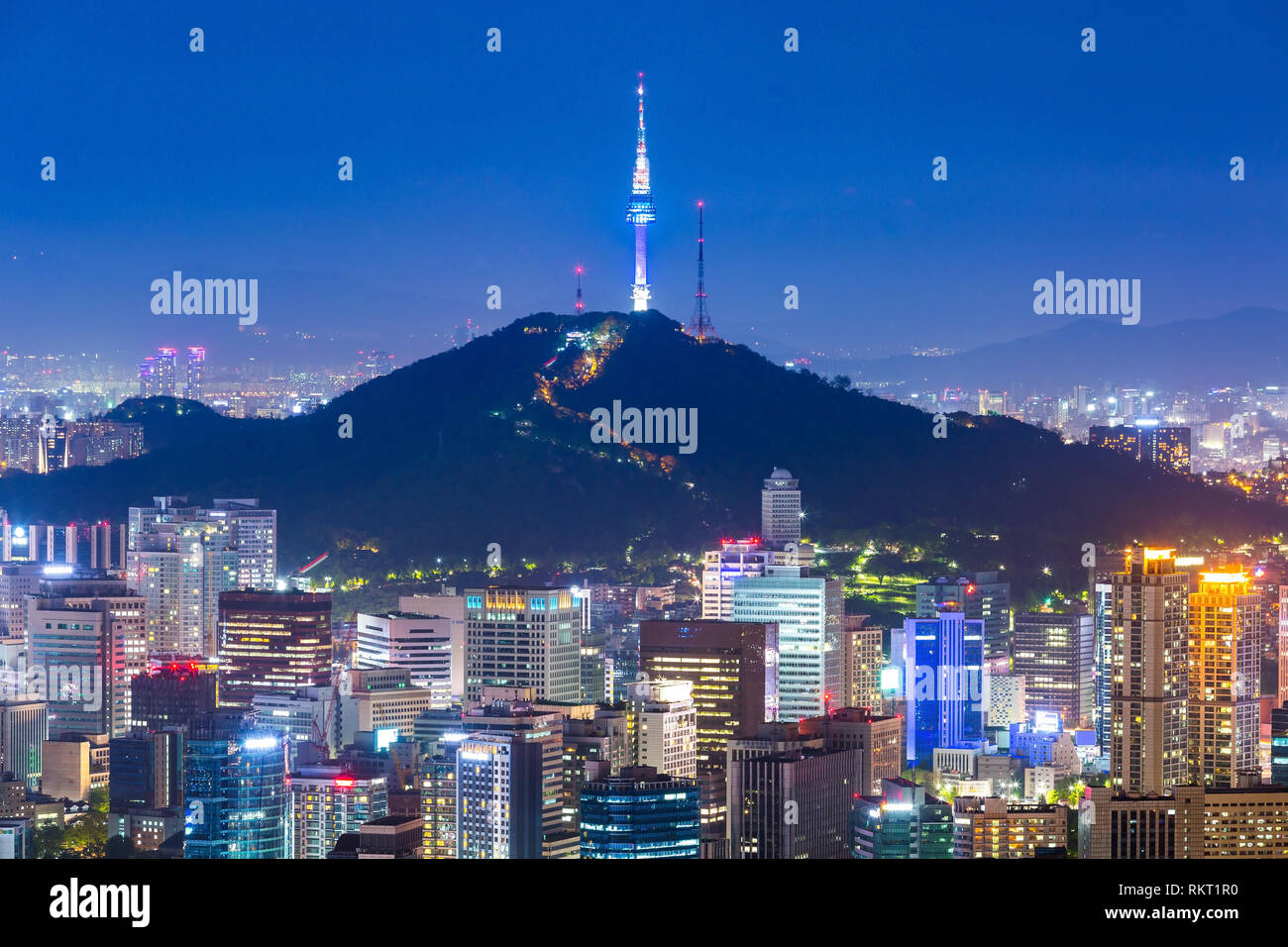 Schöne Stadt der Lichter bei Nacht. Seoul Tower und Wolkenkratzer von Seoul, Südkorea. Stockfoto