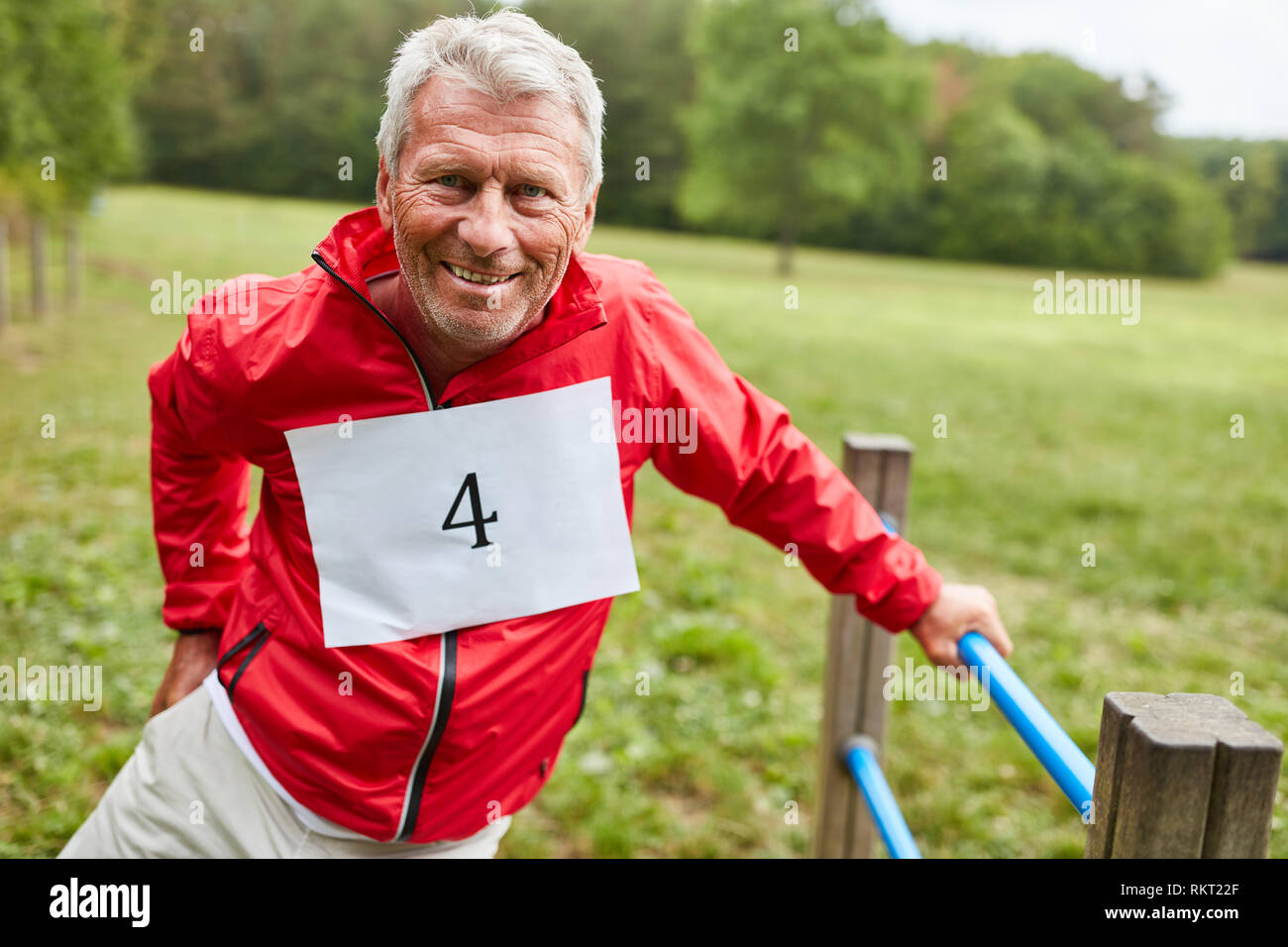 Älterer Mann auf die Verkleidung sie Kurs in der Natur tun, ein Fitness Übung Stockfoto