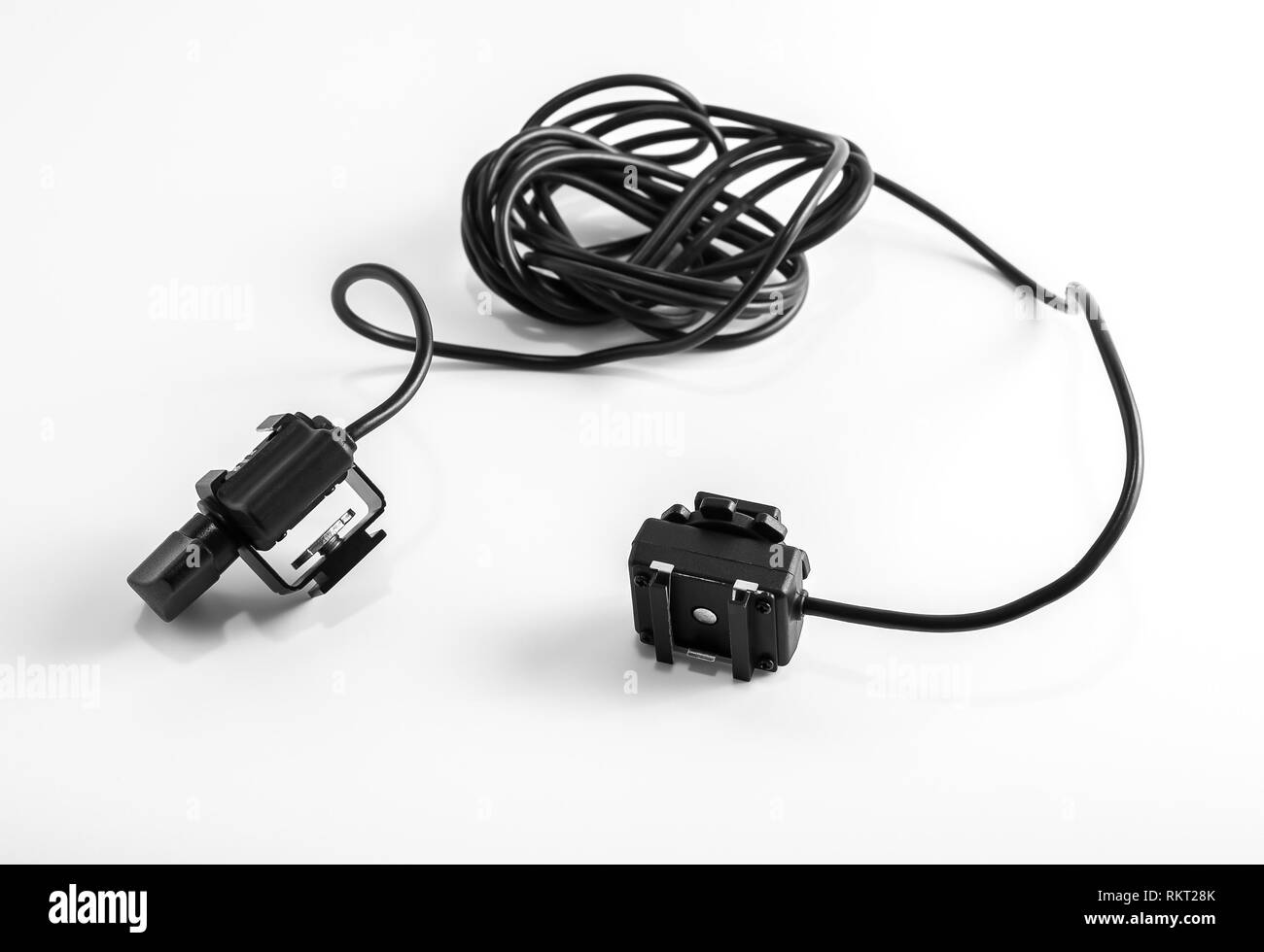 Closeup Detail eines professionellen Flash kabel stecker für Fotografen mit einem didital DSLR-Kamera, auf weißem Hintergrund. Stockfoto