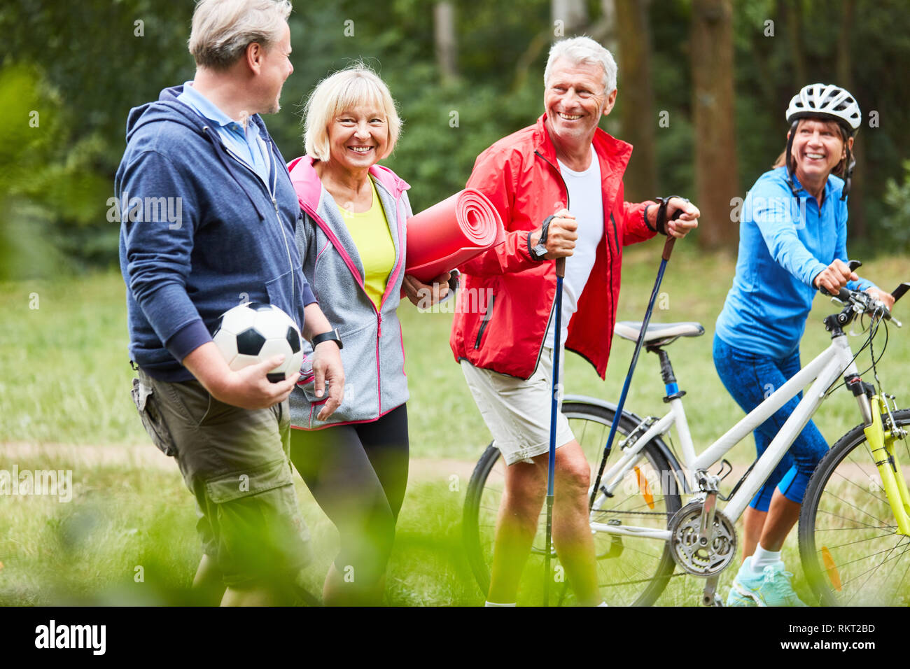 Vier aktive Senioren freuen sich auf Freizeitaktivitäten gemeinsam Sport im Sommer Stockfoto