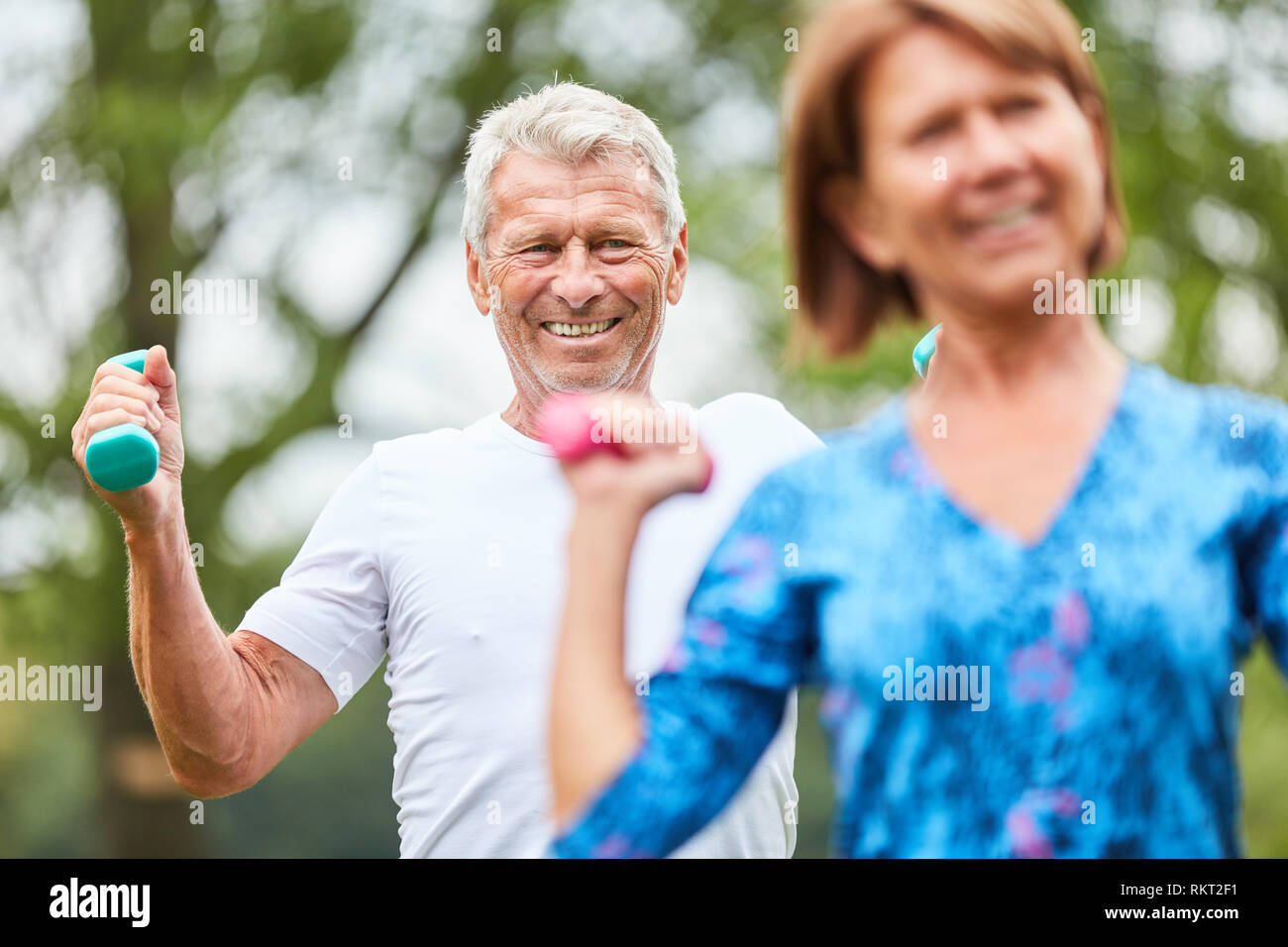 Ältere Menschen und seiner Hantel Training Partner für den Muskelaufbau im rehab Stockfoto