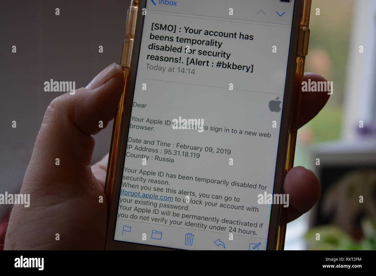 Phishing/Scam-E-Mail, die angeblich von Apple behauptet werden, dass das Konto deaktiviert wurde. Sie werden außerdem gefragt, und der Benutzer muss sich wieder anmelden Passwort zurücksetzen Stockfoto