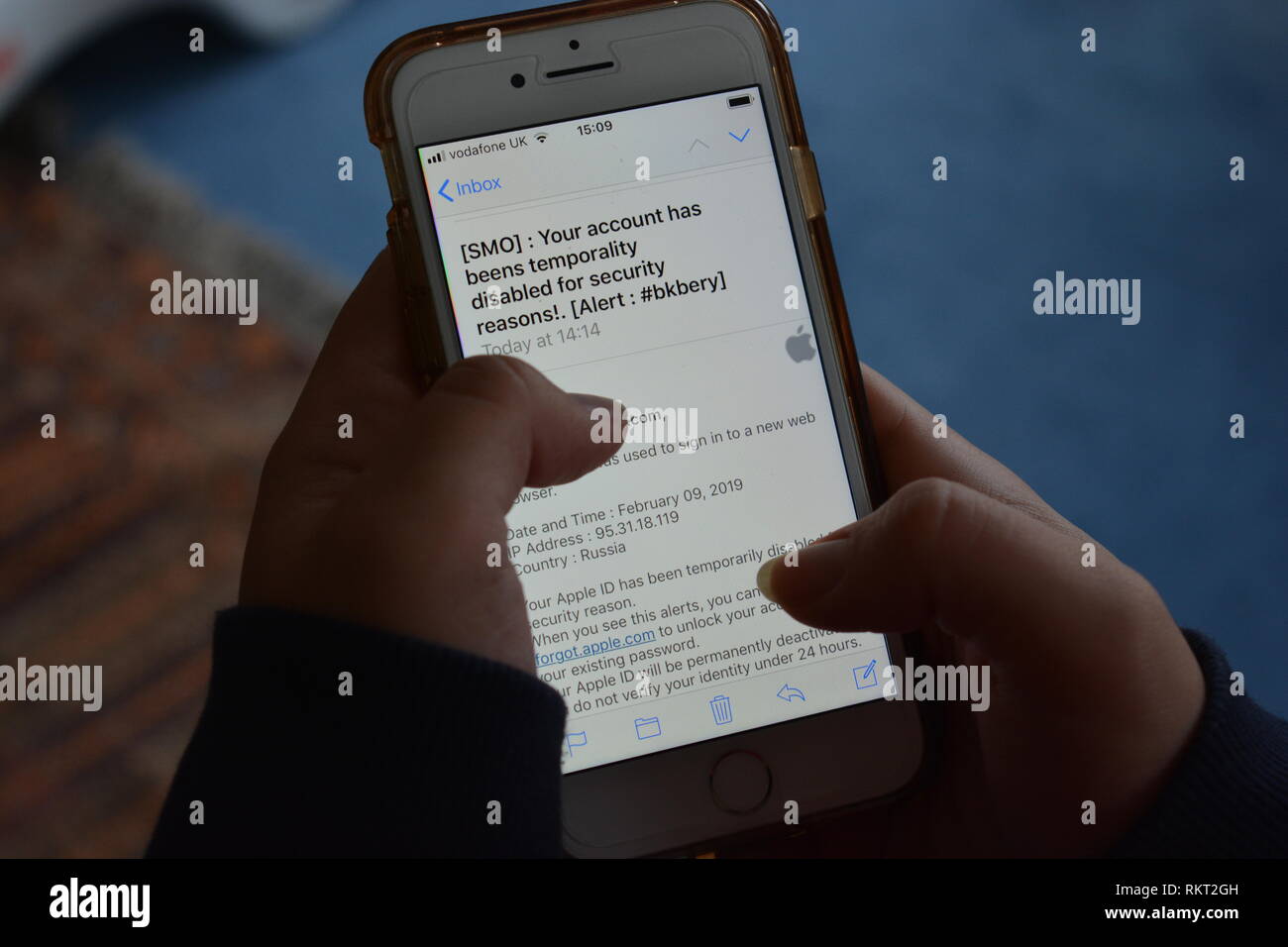 Phishing/Scam-E-Mail, die angeblich von Apple behauptet werden, dass das Konto deaktiviert wurde. Sie werden außerdem gefragt, und der Benutzer muss sich wieder anmelden Passwort zurücksetzen Stockfoto