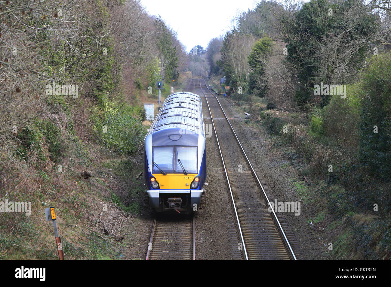 Die Belfast Bangor Bahnstrecke bei Cultra, County Down, Nordirland. Die Klasse 4000 ist eine Art von diesel multiple Unit in Service mit NI Railways. Obwohl die Züge äußerlich ähnlich, der der C3K Flotte sind, Intern Sie haben bedeutende Unterschiede. Jeweils drei Wagen hat eine Kapazität von 212, [8] mit weniger Tabelle Buchten und zusätzliche Stehplätze.[6] Sie haben ein WC im Vergleich zu den C3K 2.[8] Sie haben einen neuen Antrieb, mit einem MTU 390 kW Motorleistung, die sowohl an den Fahrmotoren und Generatoren. Mit einem Zug werden vier Tonnen leichter als ein C3K-Einheit Stockfoto