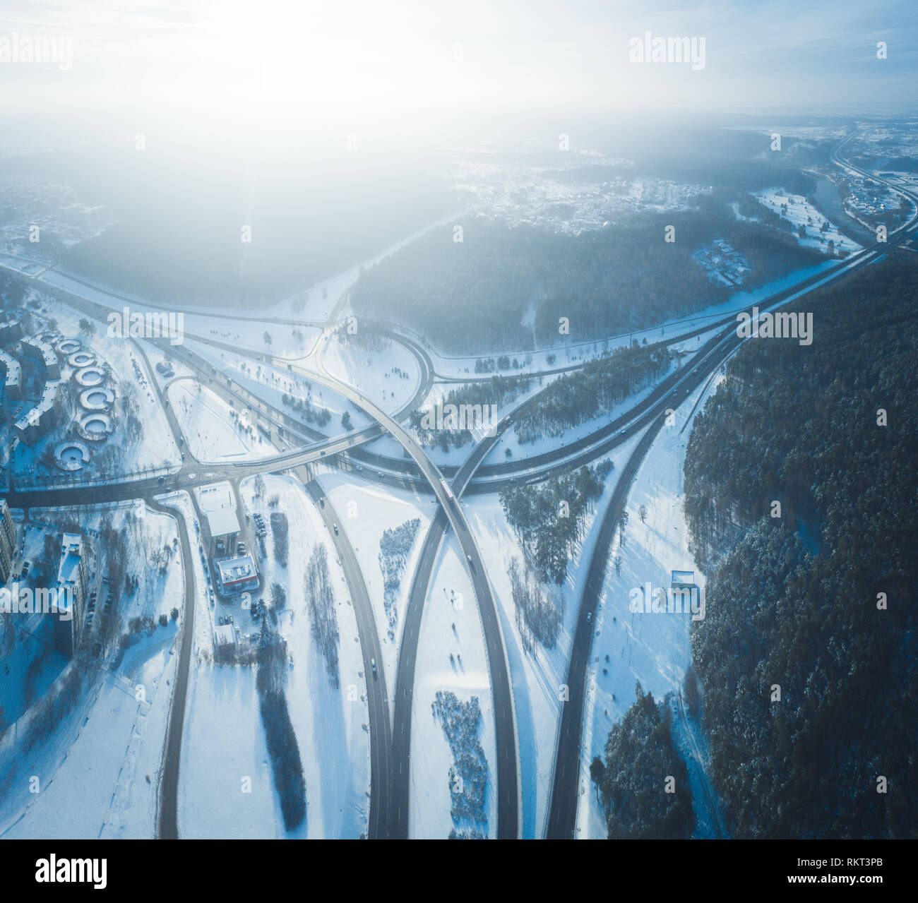 Gefrorene winter Highway Kreuzung Kreuzung, Antenne panorama Stockfoto