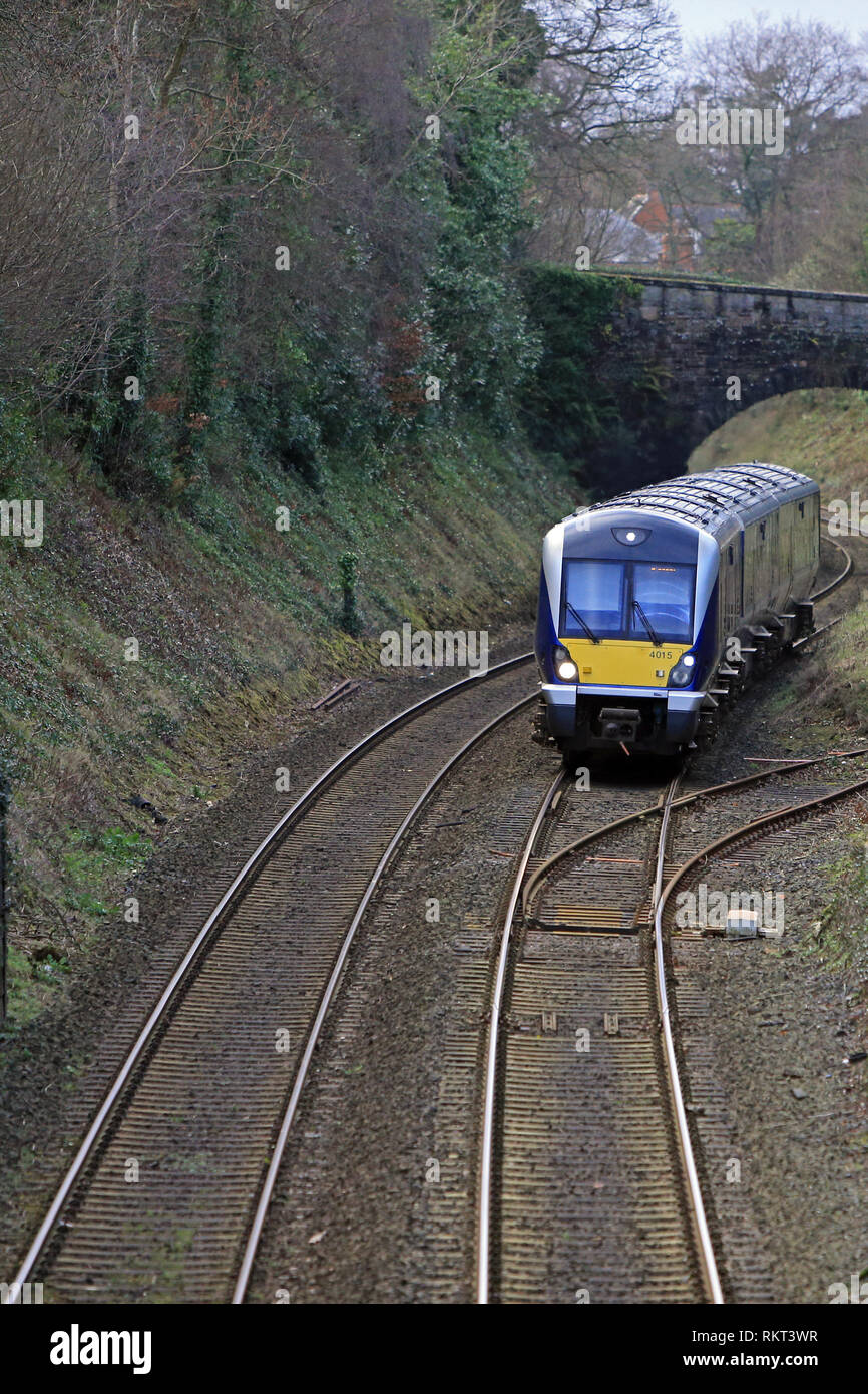 Die Belfast Bangor Bahnstrecke bei Cultra, County Down, Nordirland. Die Klasse 4000 ist eine Art von diesel multiple Unit in Service mit NI Railways. Obwohl die Züge äußerlich ähnlich, der der C3K Flotte sind, Intern Sie haben bedeutende Unterschiede. Jeweils drei Wagen hat eine Kapazität von 212, [8] mit weniger Tabelle Buchten und zusätzliche Stehplätze.[6] Sie haben ein WC im Vergleich zu den C3K 2.[8] Sie haben einen neuen Antrieb, mit einem MTU 390 kW Motorleistung, die sowohl an den Fahrmotoren und Generatoren. Mit einem Zug werden vier Tonnen leichter als ein C3K-Einheit Stockfoto