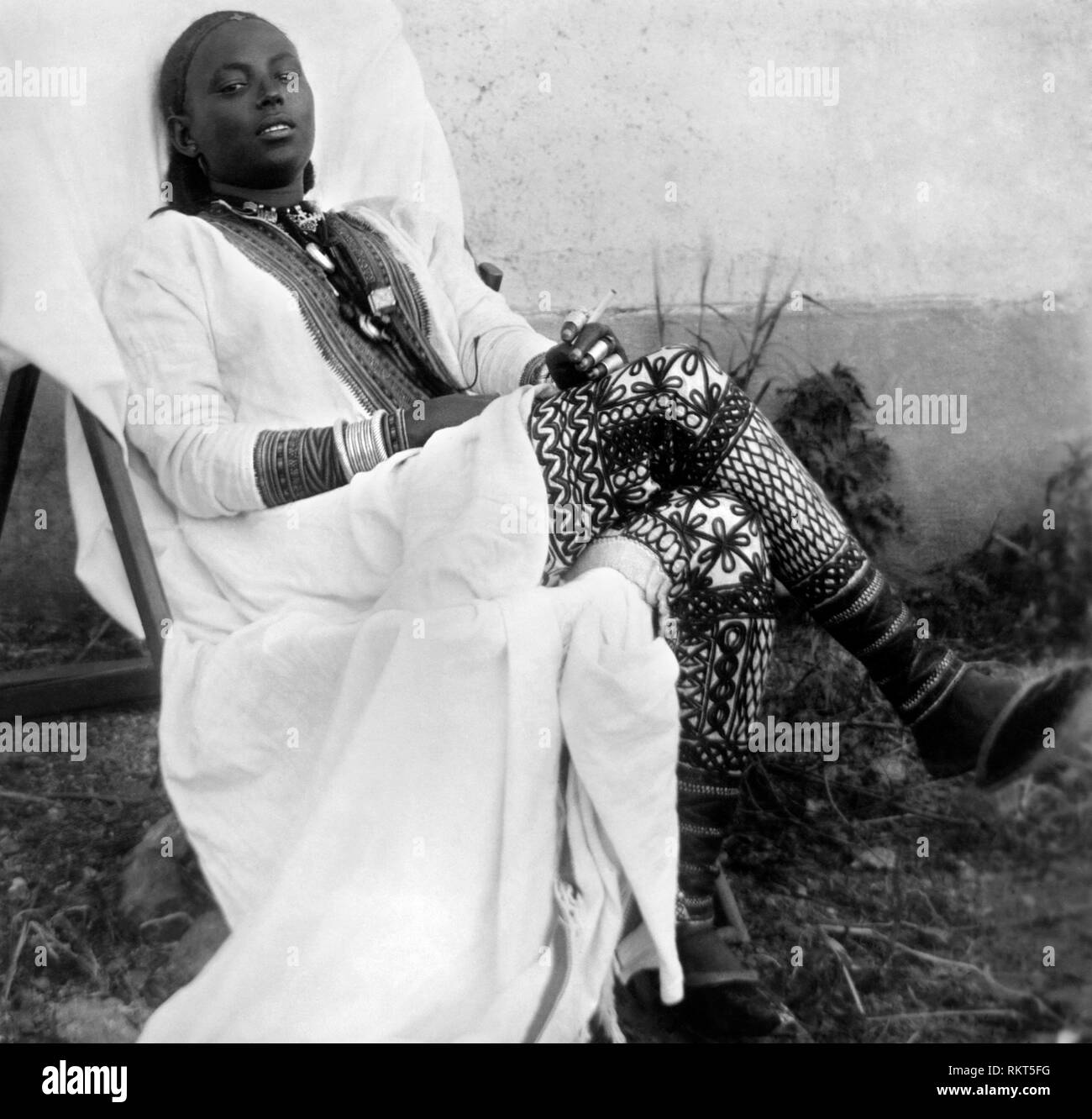 Afrika, Äthiopien, Frau in typischen Kleid, 1910-20 Stockfoto