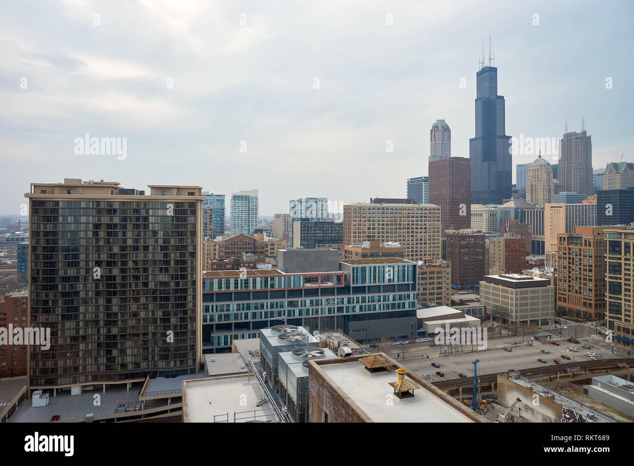 CHICAGO, IL - ca. März 2016: Blick auf Chicago am Tag. Die Stadt ist eine internationale Drehscheibe für Finanzen, Handel, Industrie, Technologie, Telekommunikation Stockfoto