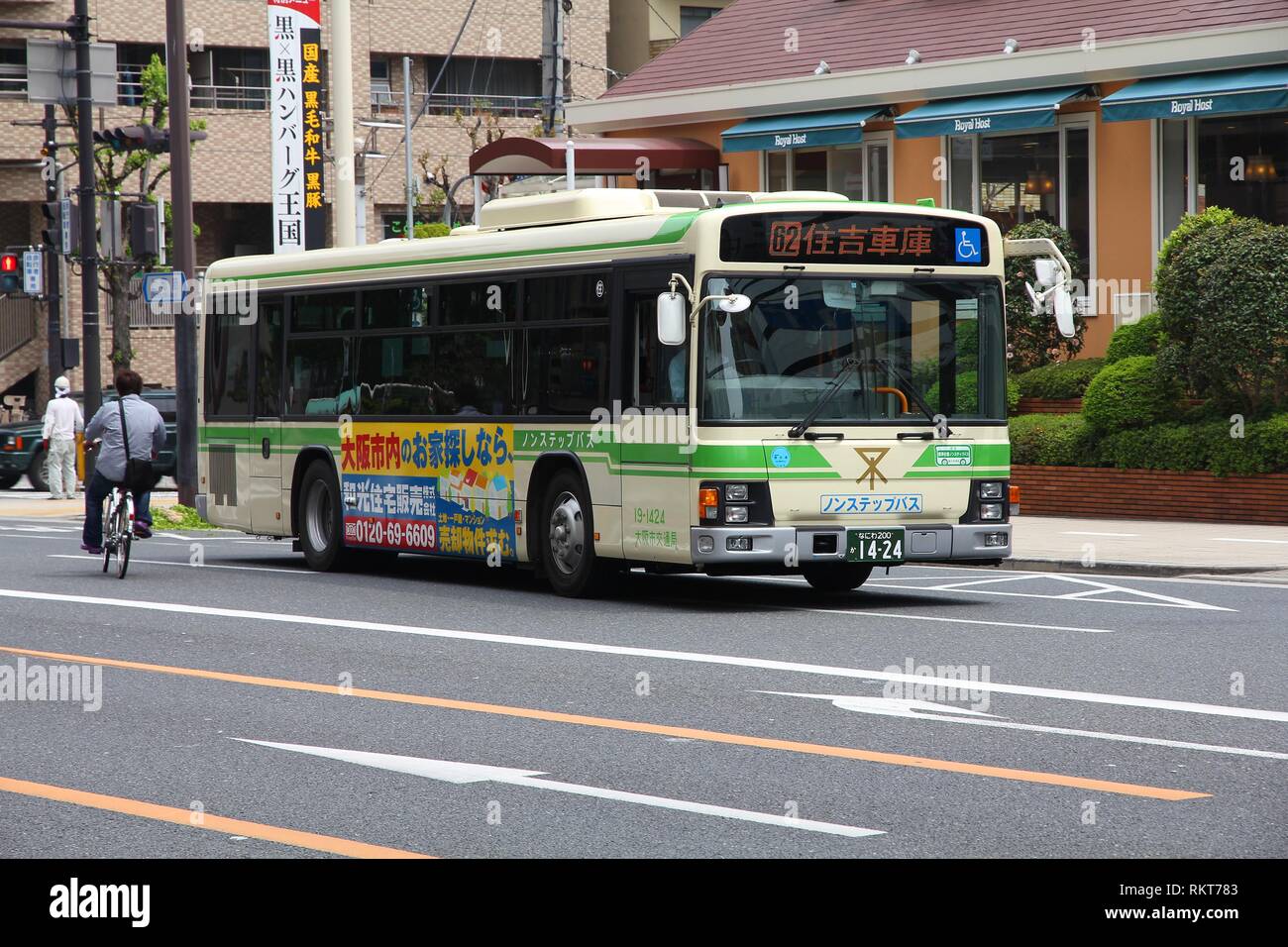 OSAKA, Japan - 25. April: Leute fahren Hino Bus am 25. April 2012 in Osaka, Japan. Hino Motors besteht seit 1942, beschäftigt 9.500 Mitarbeiter (2008) und Par Stockfoto