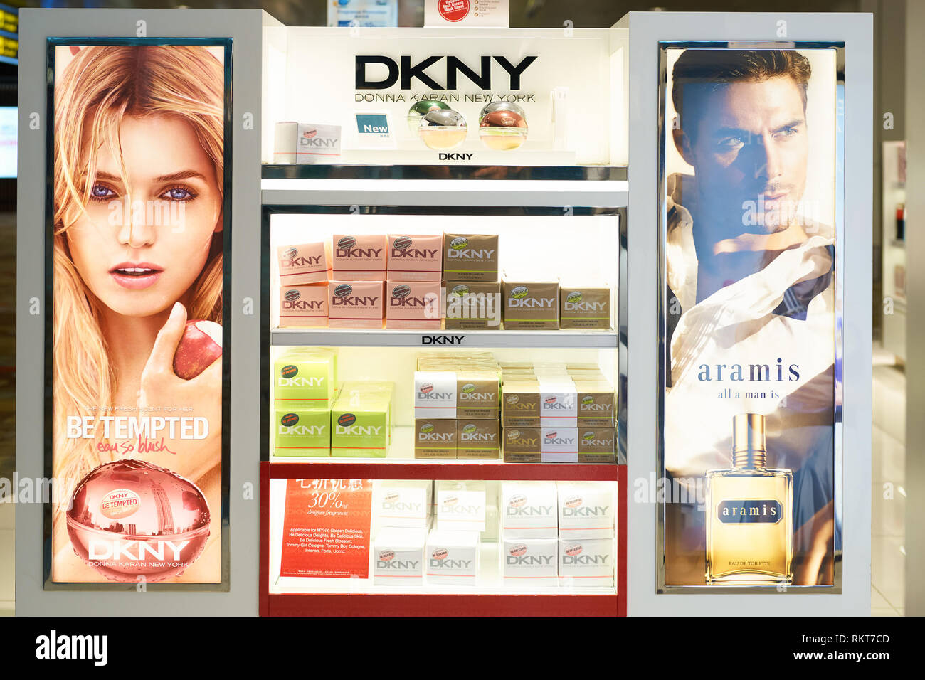 Singapur - ca. September 2016: kosmetik Shop am Flughafen Changi. Kosmetik, auch als Make-up, sind Stoffe oder Erzeugnisse verwendet, um t verbessern bekannt Stockfoto