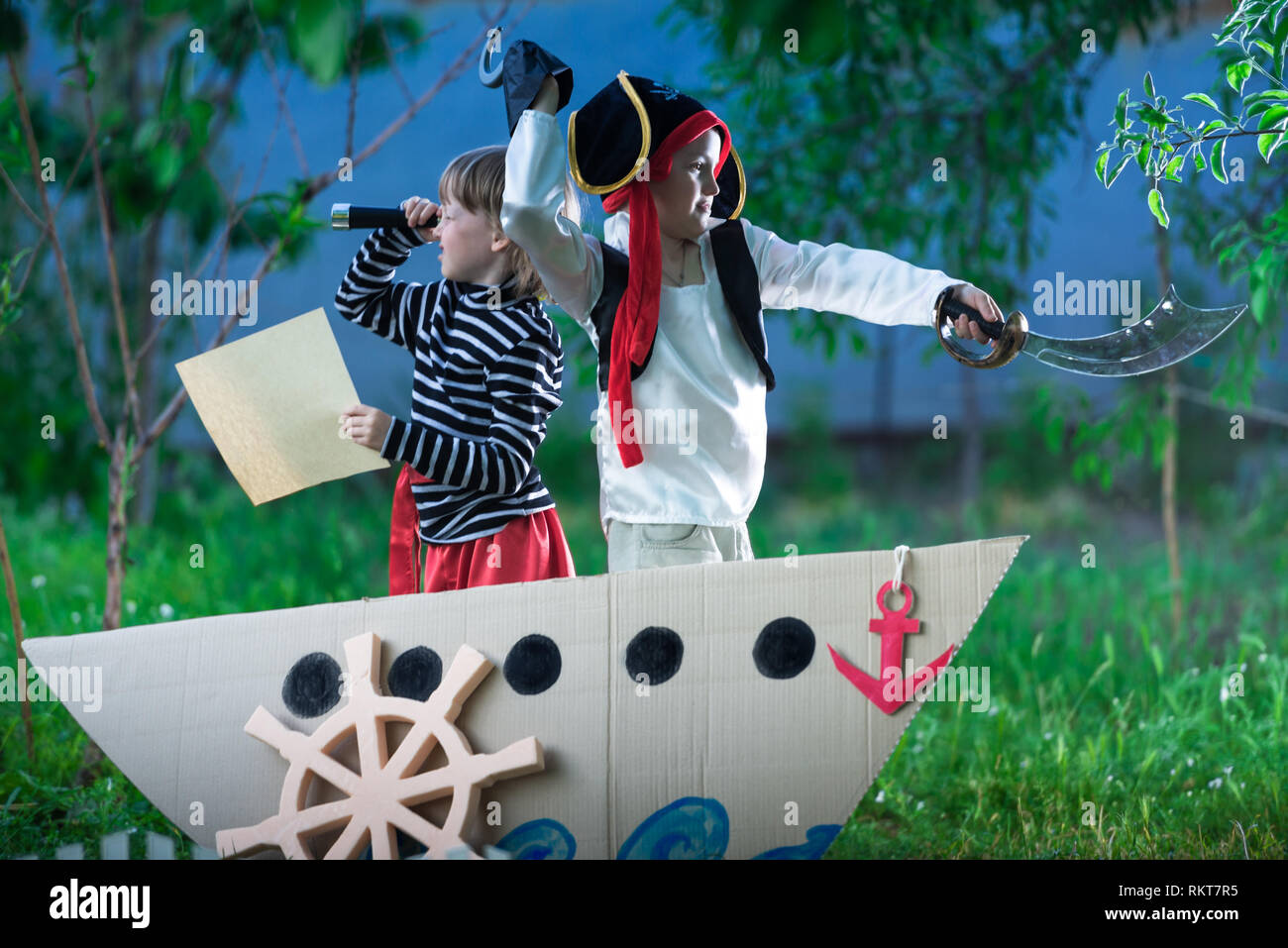 Kinder spielen Piraten an den Hinterhof Stockfotografie - Alamy