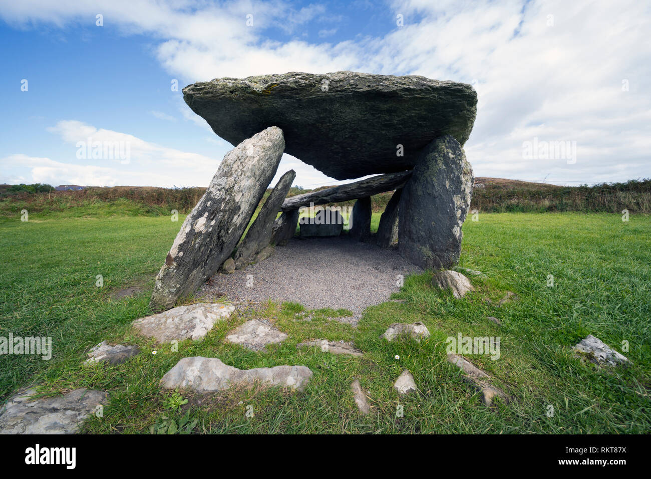 Steinzeit altar Keil Grab, zwischen 3000 und 2000 v. Chr. erbaut. Das Grab befindet sich in der Nähe des Dorfes Toormore, County Cork, Republik Irland. Stockfoto